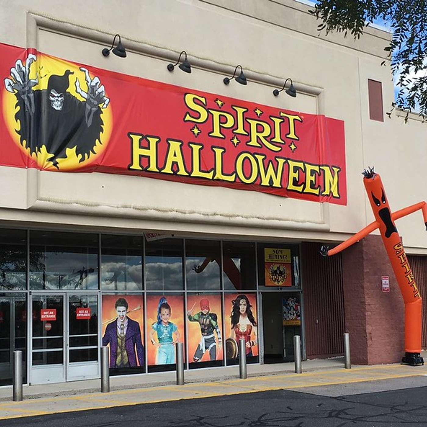 Can Spirit Halloween repeat its success with Christmas? episode artwork