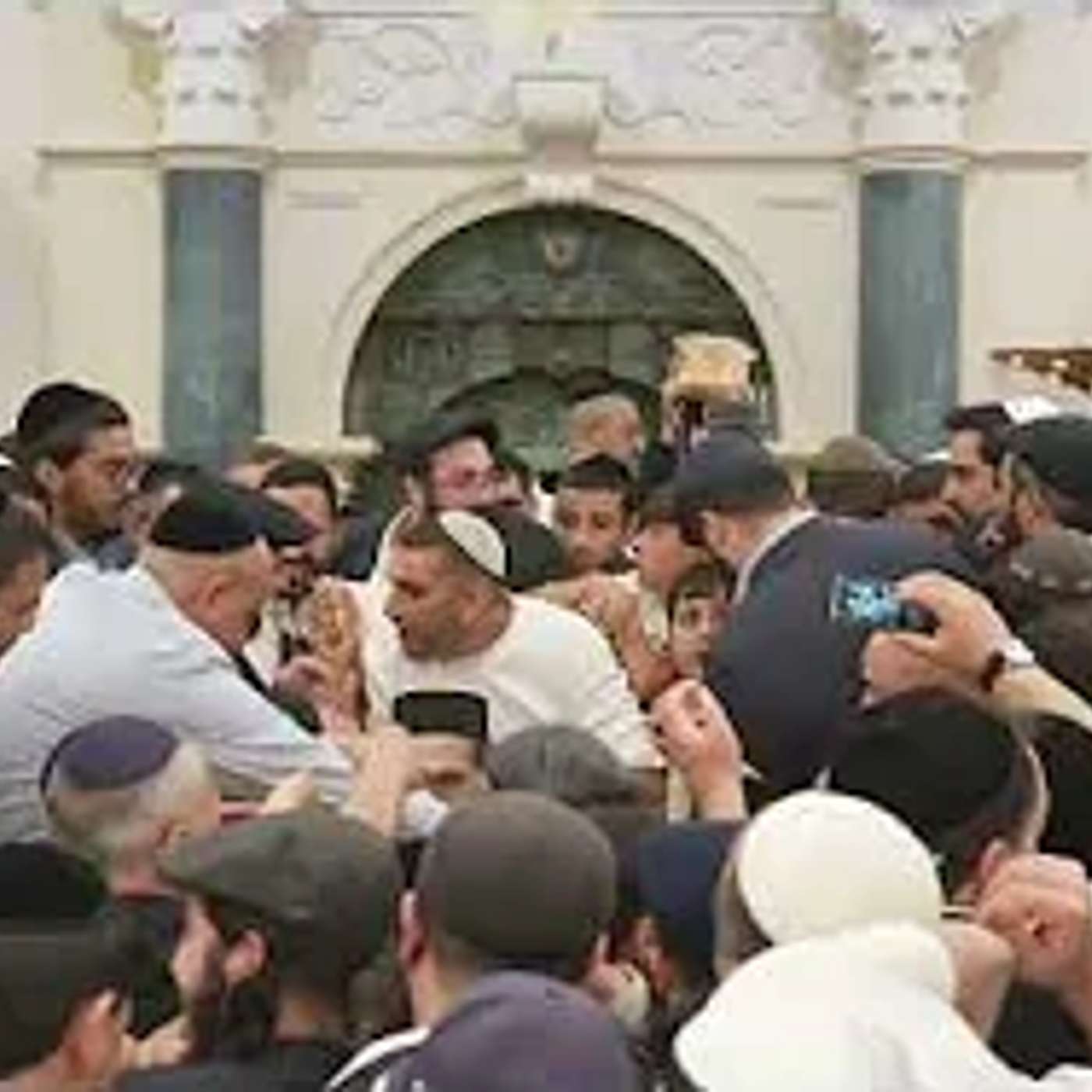 חלוקת חלות ויין - במעמד האדמו"ר רבי יאשיהו יוסף פינטו שליט"א - יום חמישי - י"ט בסיון - תשפ"ו - אשדוד