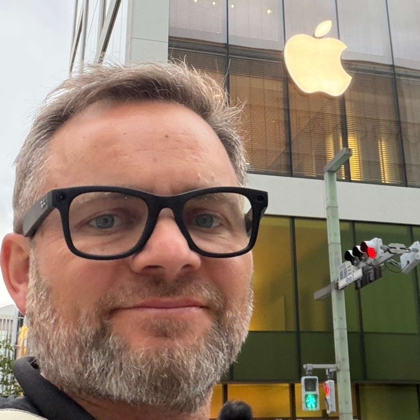 225: Tim Cook vs Apple fans episode artwork