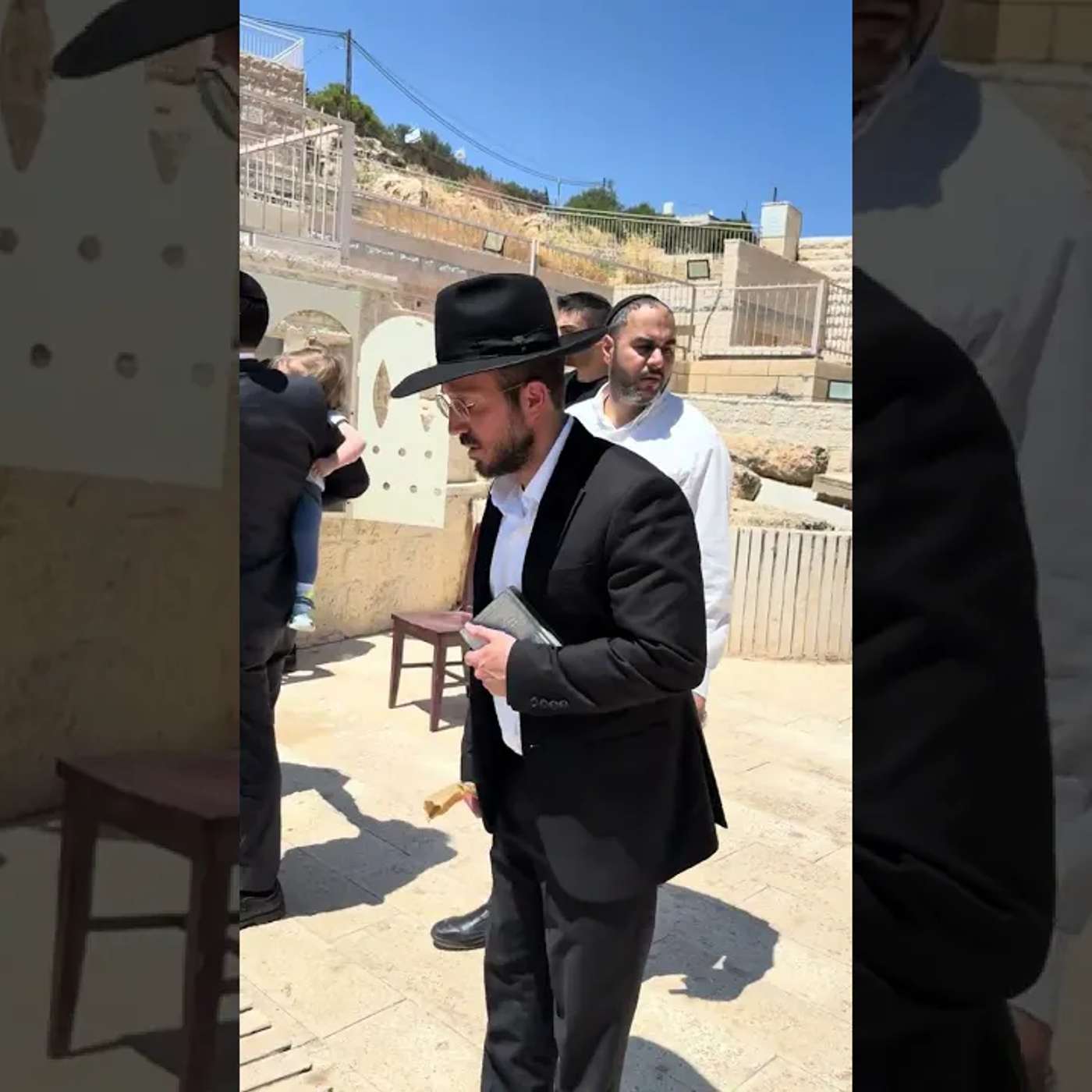 עליה לציון ר׳ אליהו סלימאן מני זצוק״ל בחברון עם הרב אלון שליט״א