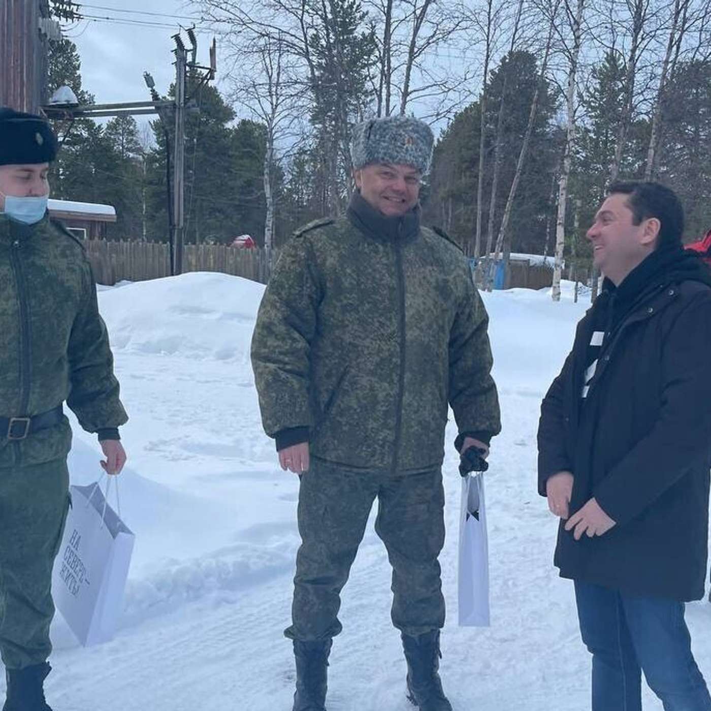 Губернатор Мурманской области с буквой Z на груди смотрит через границу на северных соседей