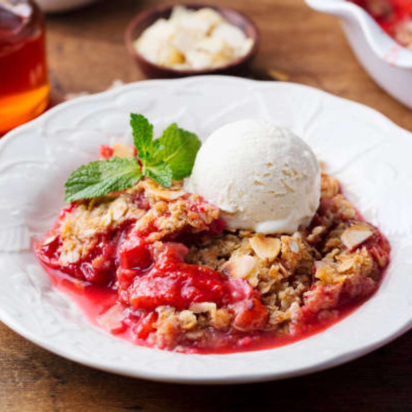 Crumble aux fraises des bois, groseilles et rhubarbe et sa glace au sarrasin episode artwork