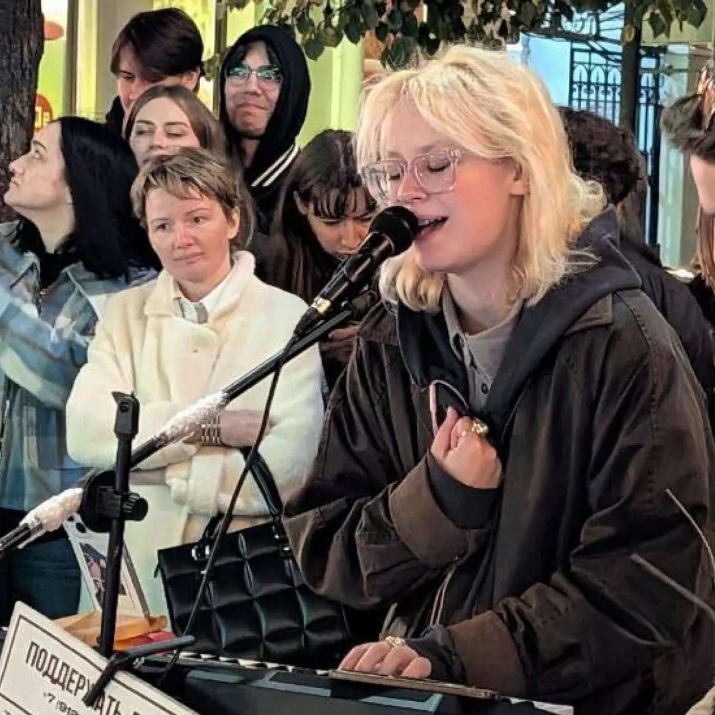 18-летнюю уличную музыкантку задержали за ее выступления