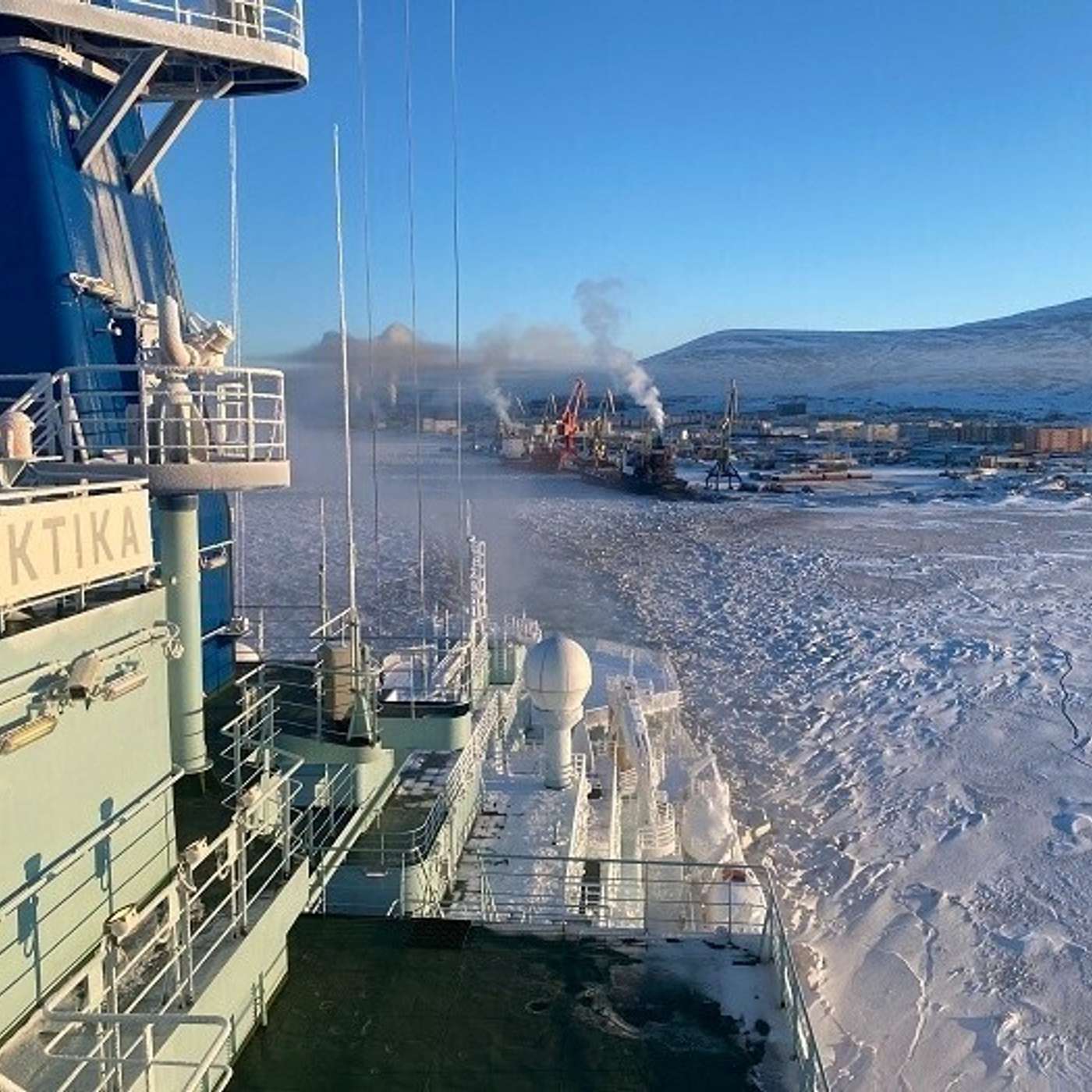 После двух месяцев во льдах атомный караван прорывается к открытой воде
