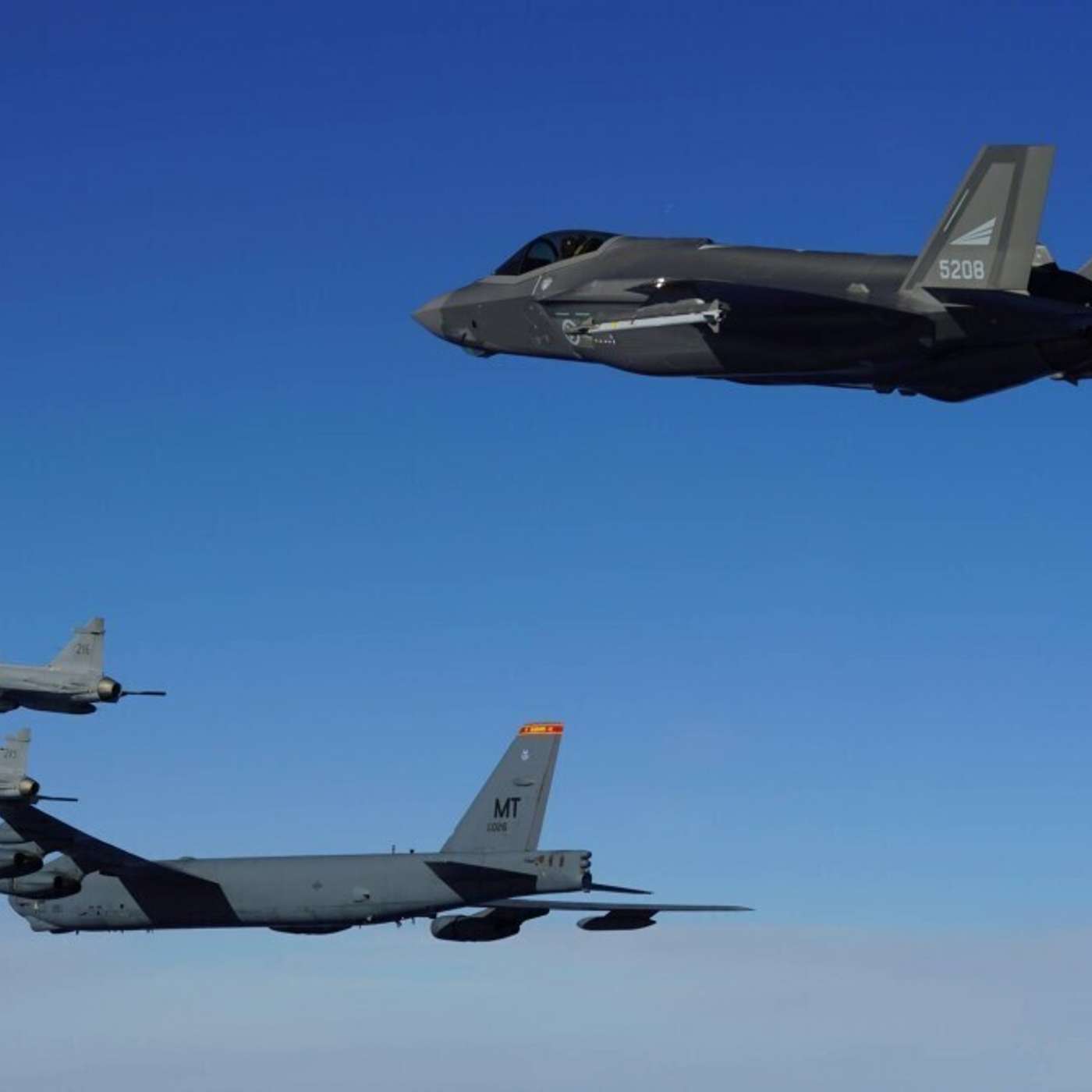 Скандинавские истребители и американские бомбардировщики B-52 провели тренировку в заполярном небе