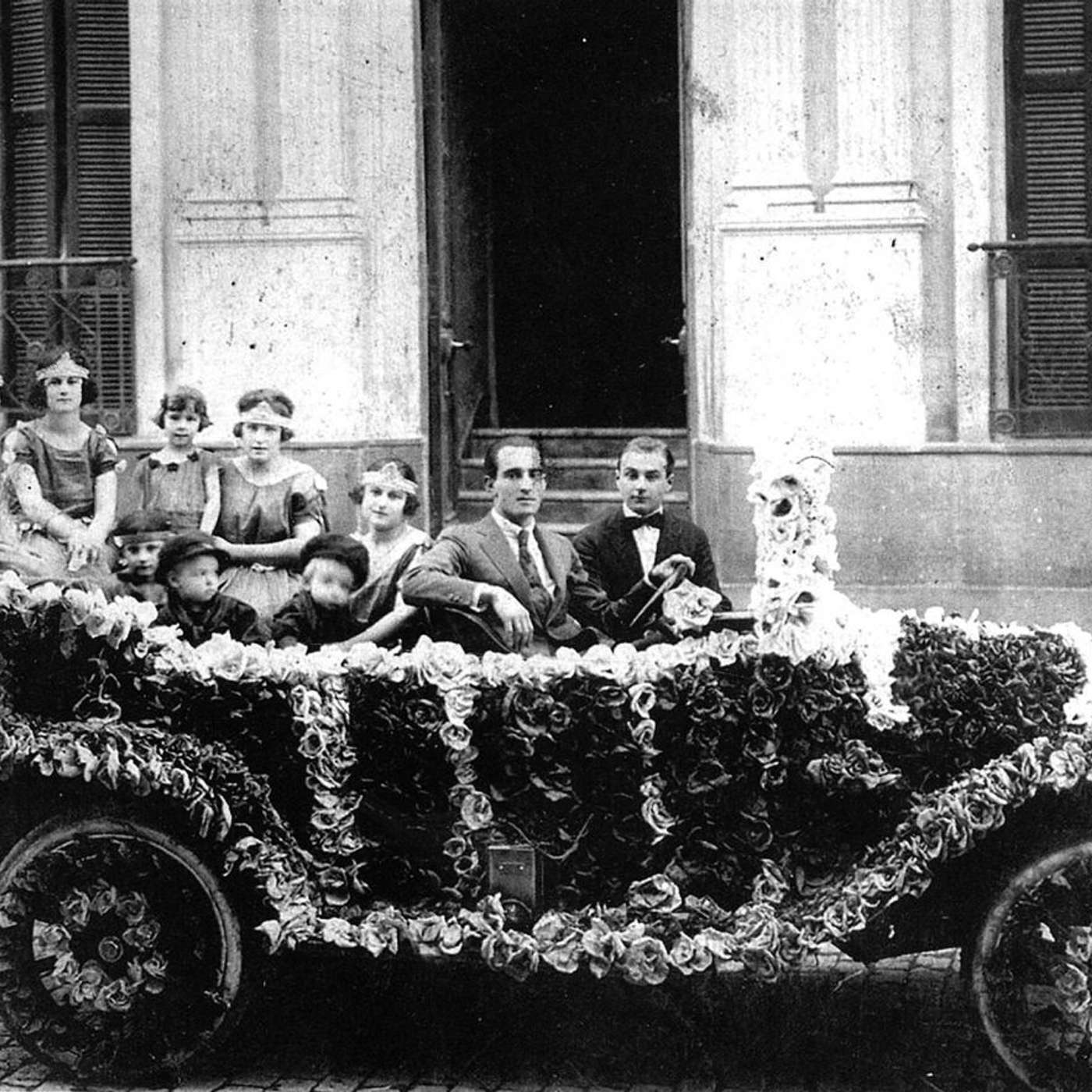 Recuerdos fotográficos: Un paseo en el auto de las flores en los años 20