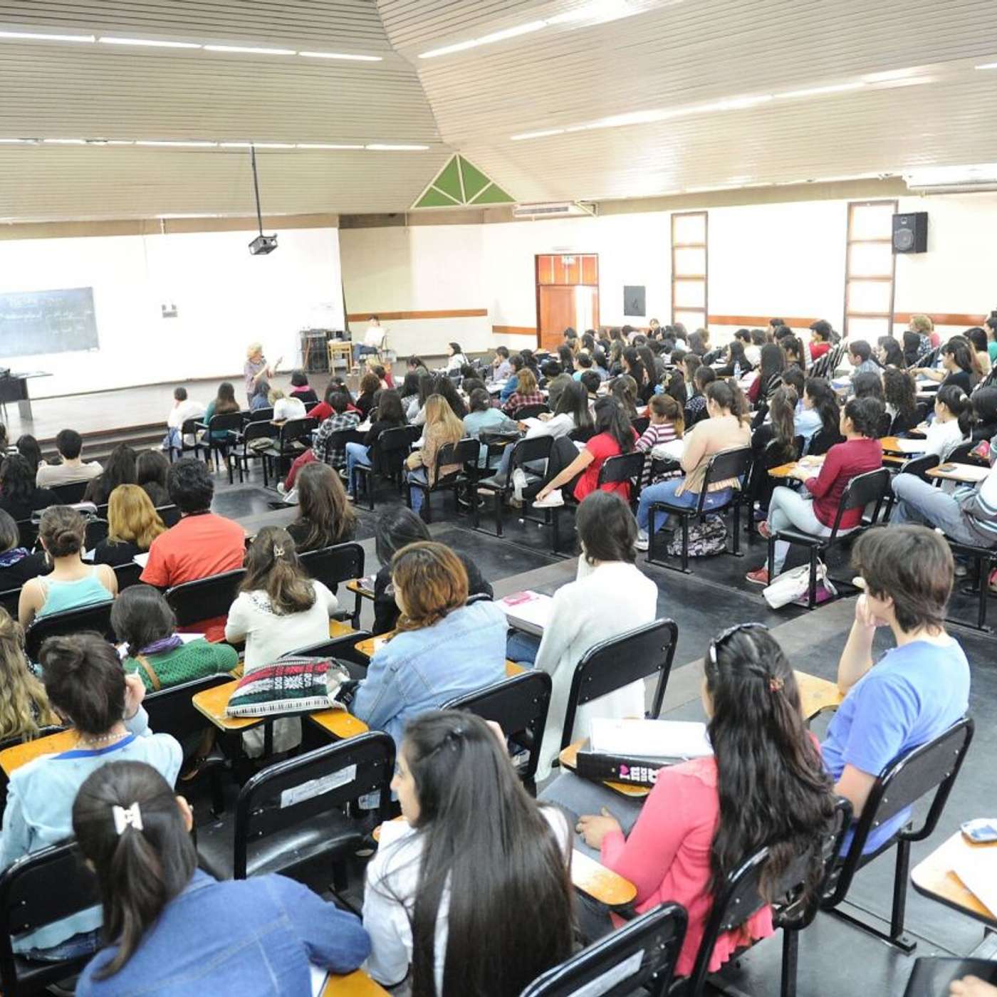Los docentes universitarios se unen para debatir sobre sus problemas y su futuro