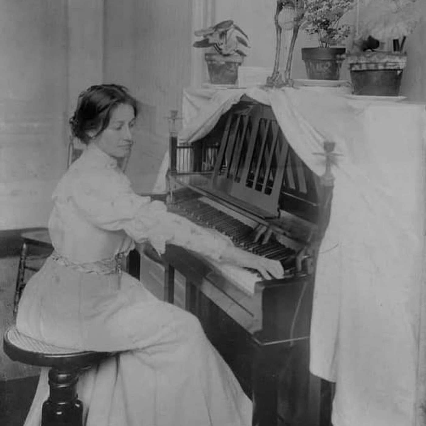 Recuerdos fotográficos: ¿qué tocaba Lola Moraen su piano?