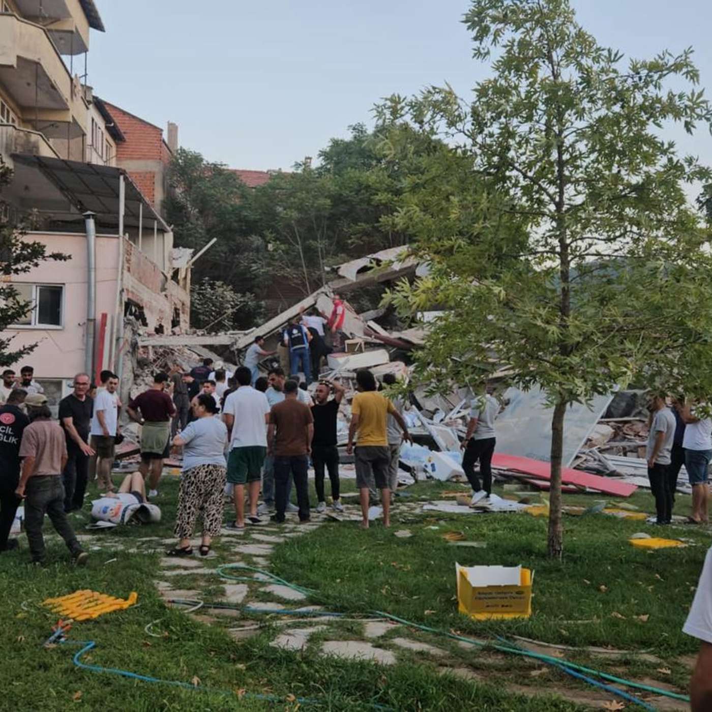 Turkey Hit by 6.1 Magnitude Quake, South Korea and Vietnam Target Trade Boom, Mali Arrests Soldiers in Coup Plot, Trump Hosts Talks with Putin, and more...