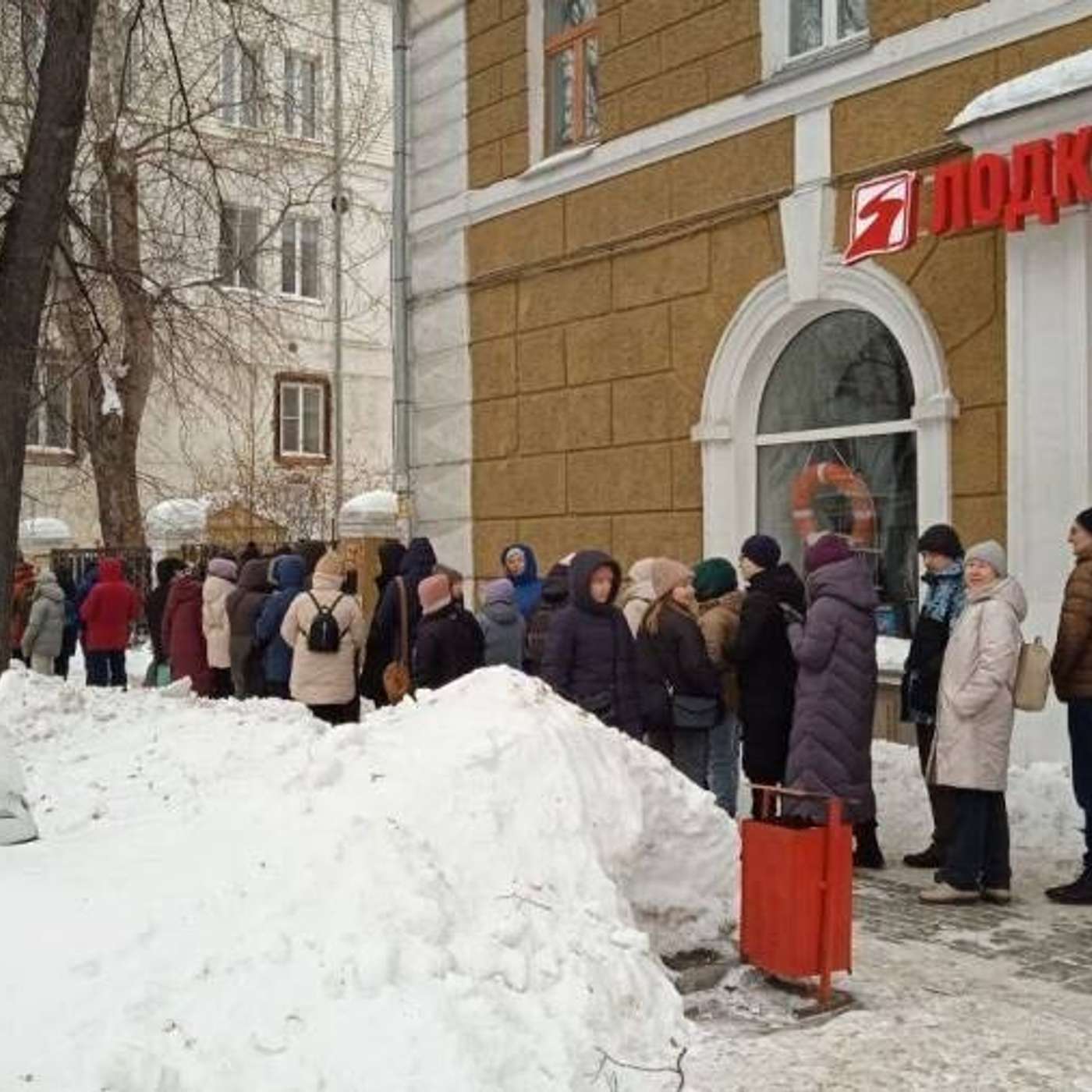 Россияне стоят в очередях и ездят за сотни километров, чтобы поставить подпись за Надеждина — кандидата в президенты с антивоенной повесткой