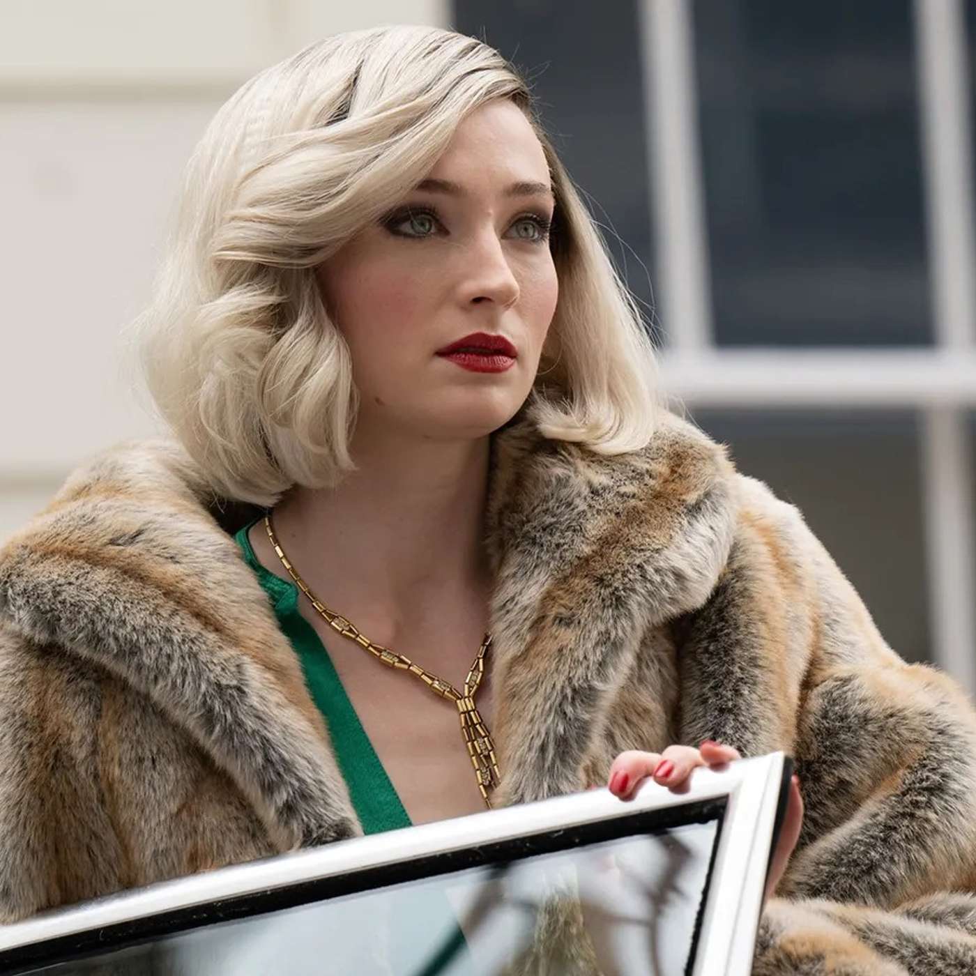 Sophie Turner é famosa ladra de joias em 'Joan'