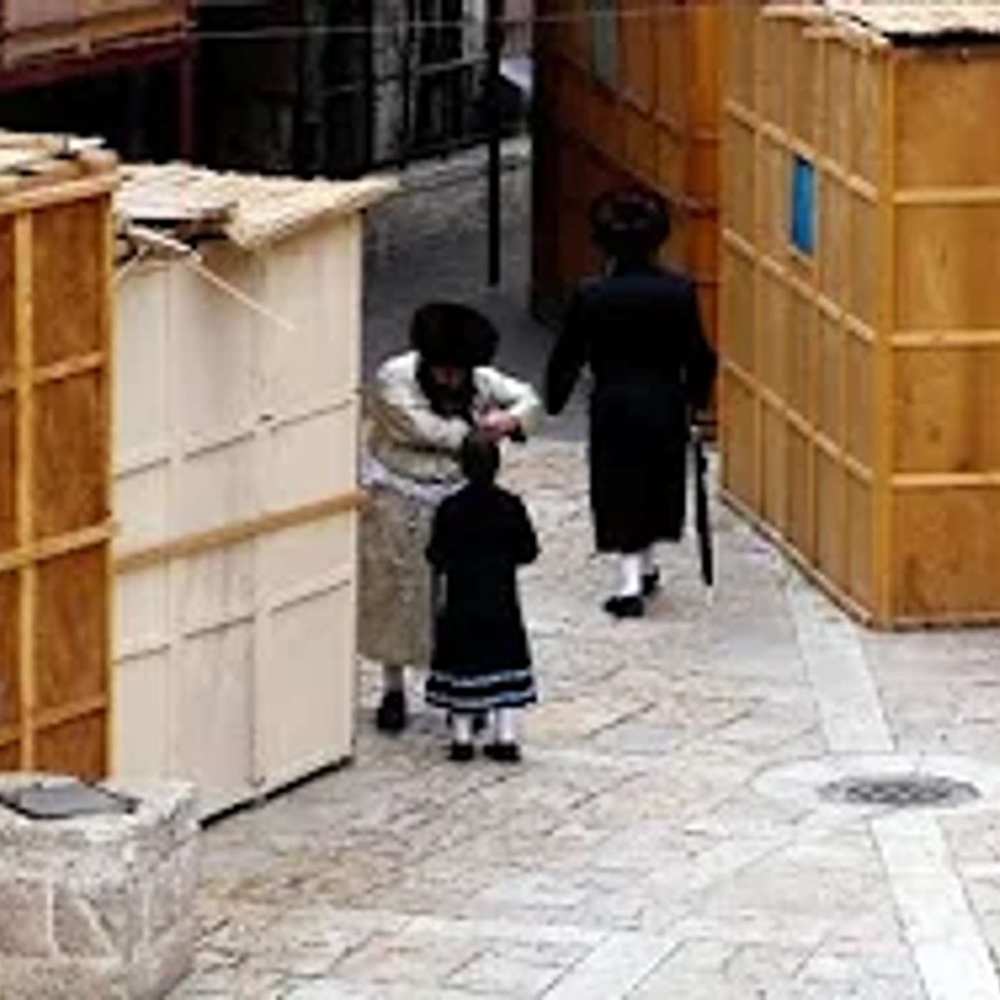 למה חסידי חב"ד יושבים ומברכים בסוכה גם כשיורד גשם ▪️ הרב נחמנסון ▪️ (שטיינבאך שול)***