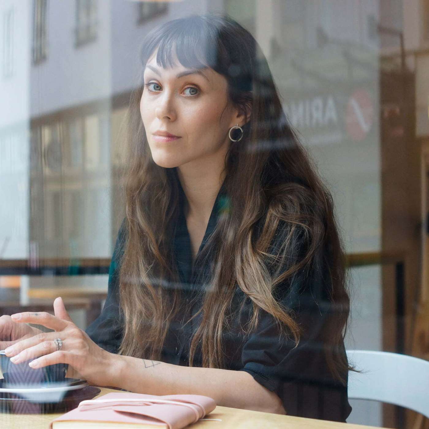 10/22: "Naisviha on sisäänrakennettua siinä ympäristössä" – Laura Juntusen teoksen maailmassa naisilla ei ole ääntä episode artwork