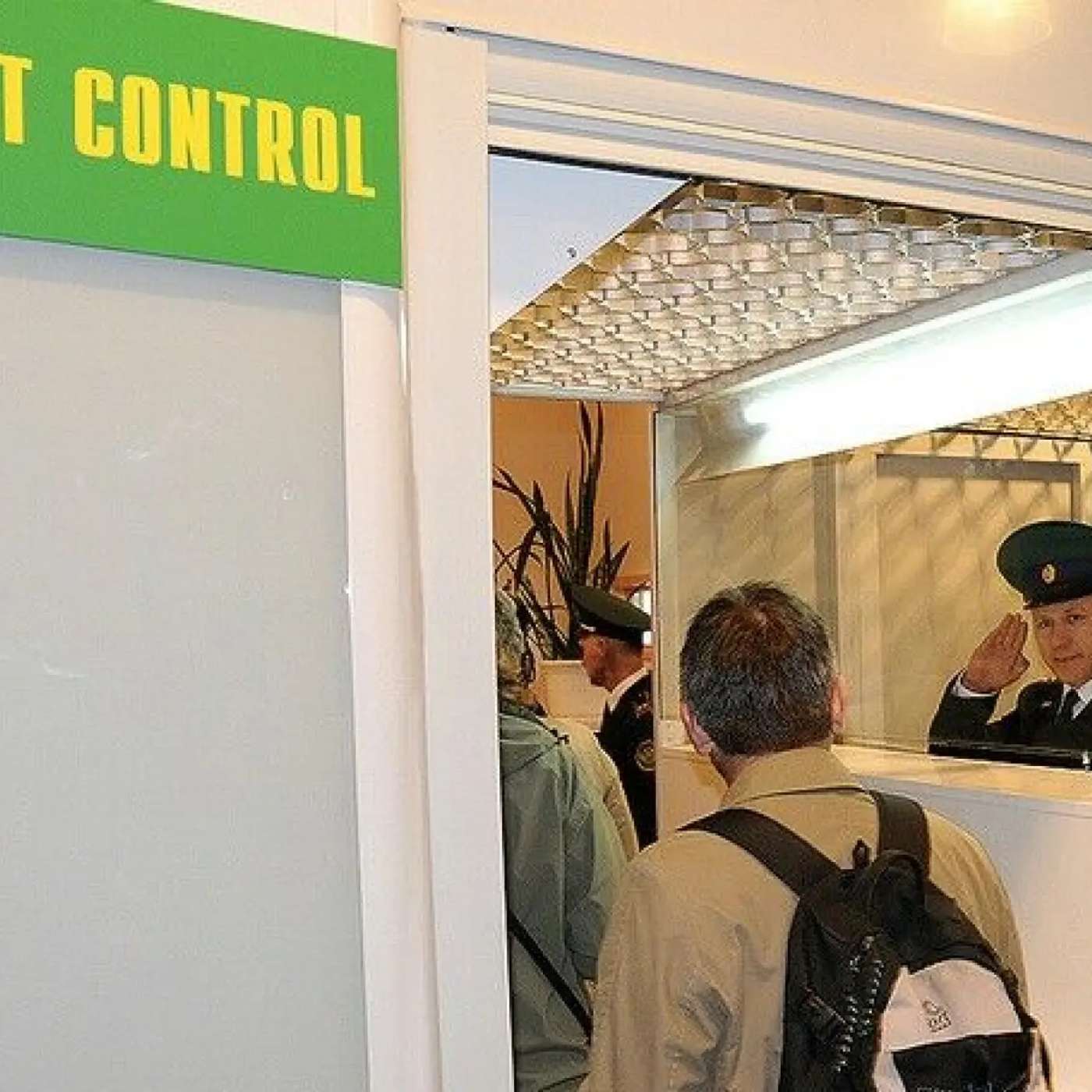 Гражданина США, России и Украины арестовали за обнаруженный пограничниками комментарий “Слава Украине”