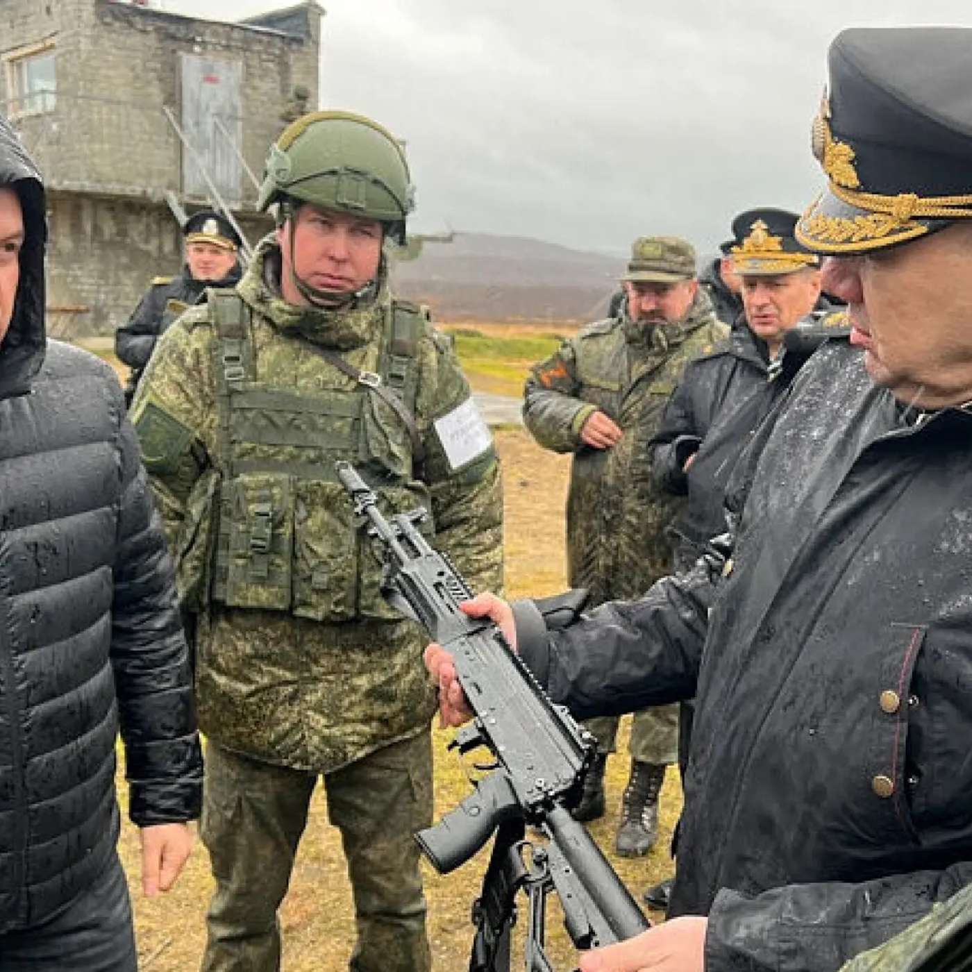 Деньги на зарплаты врачам и учителям отдадут военным и их семьям