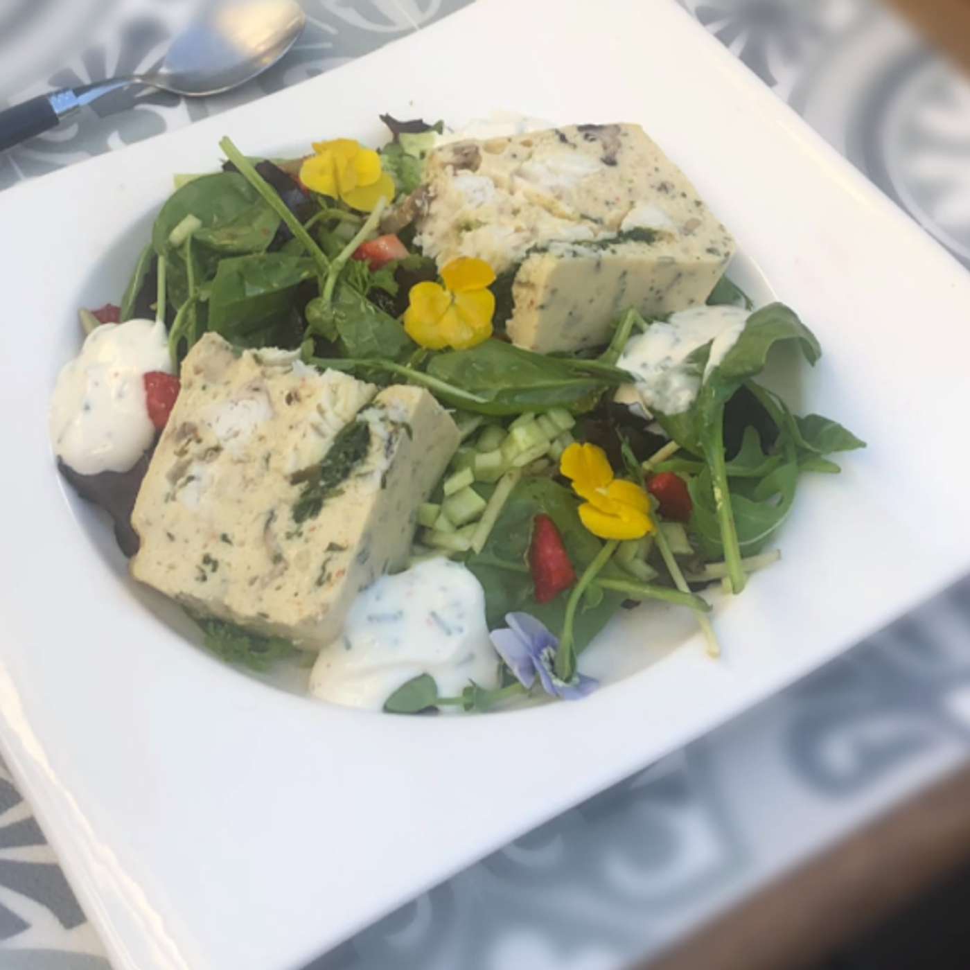 Terrine de sandre aux herbes , salade d’épinards , crudités episode artwork