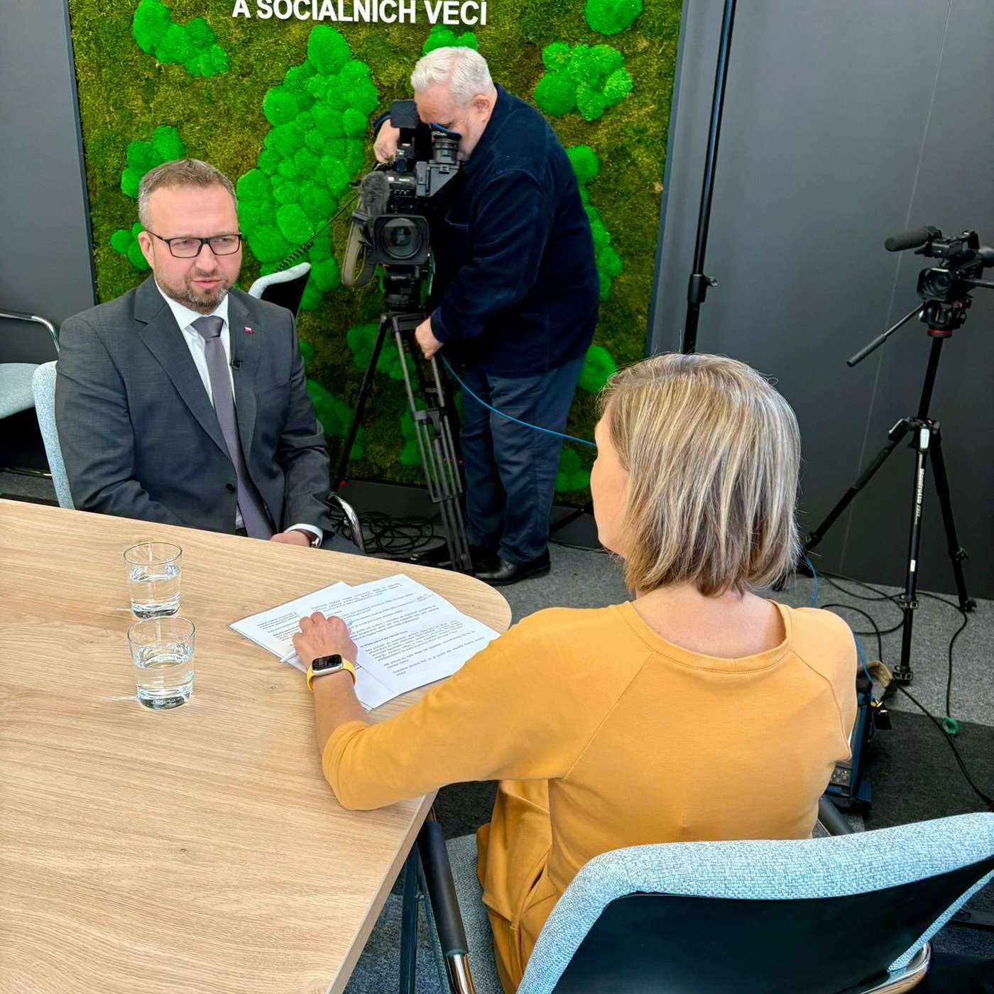 Marian Jurečka /KDU-ČSL/, vicepremiér a ministr práce a sociálnich věcí v demisi. Témata pořadu: nový premiér, kandidáti na ministra u prezidenta, jednaly senátní výbory