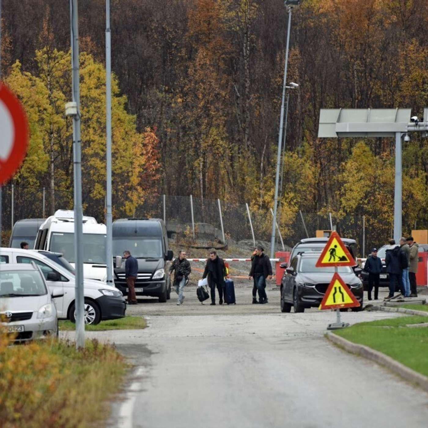 "До границы 23 километра, надо идти пешком." Как россияне бегут от войны