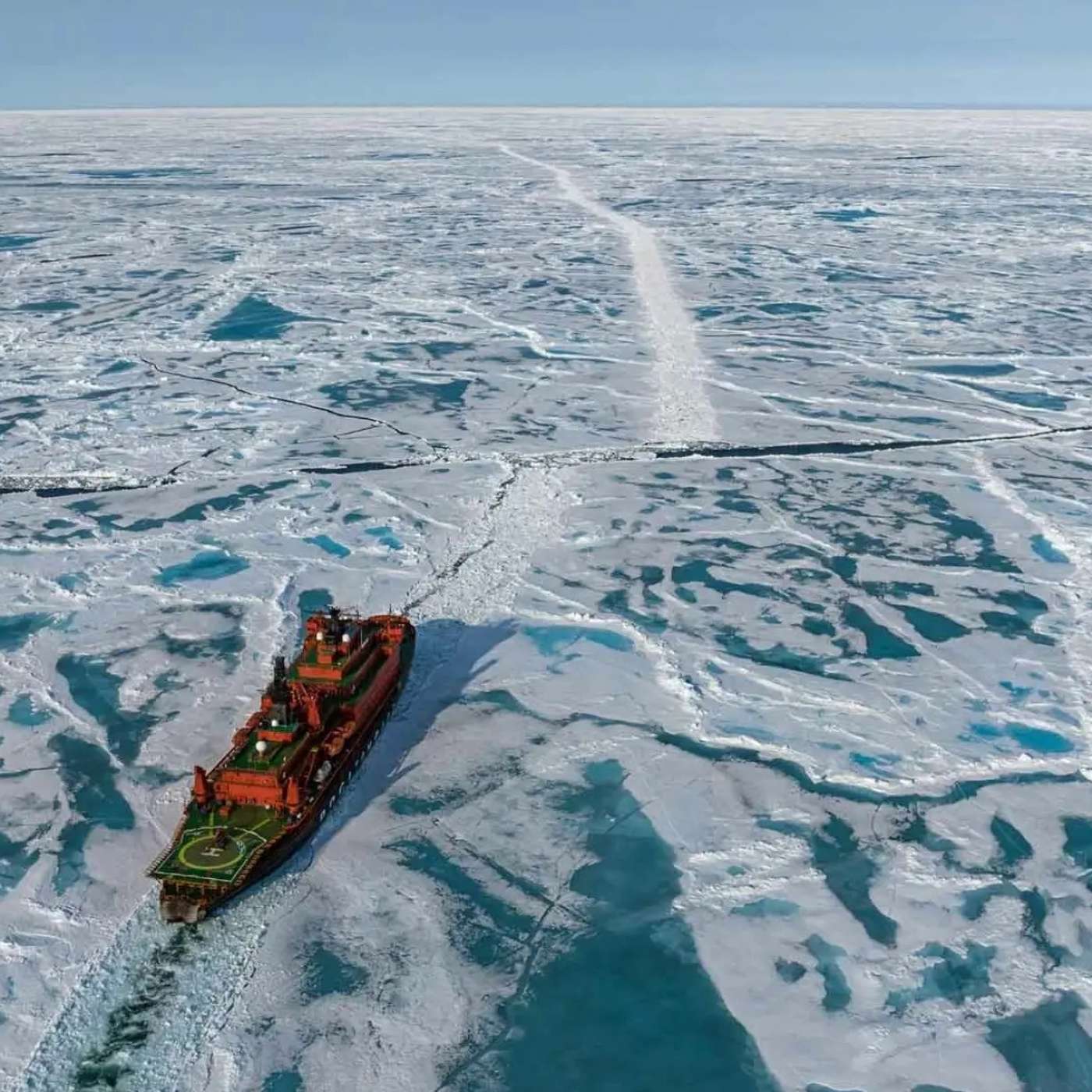 Караван судов проходит зону толстого льда по Северному морскому пути