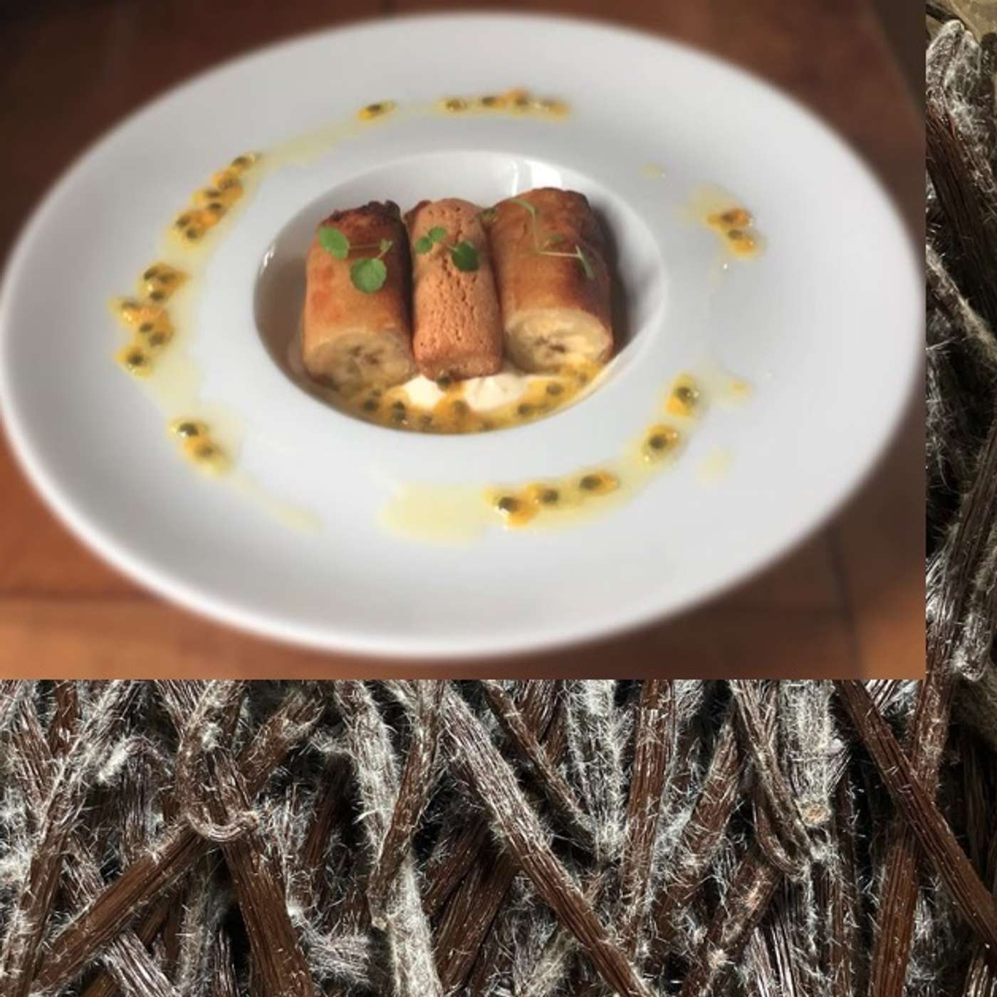 Banane en peau croustillante, quatre quart combawa et mousse bourbon à la vanille givrée et fruits de la passion