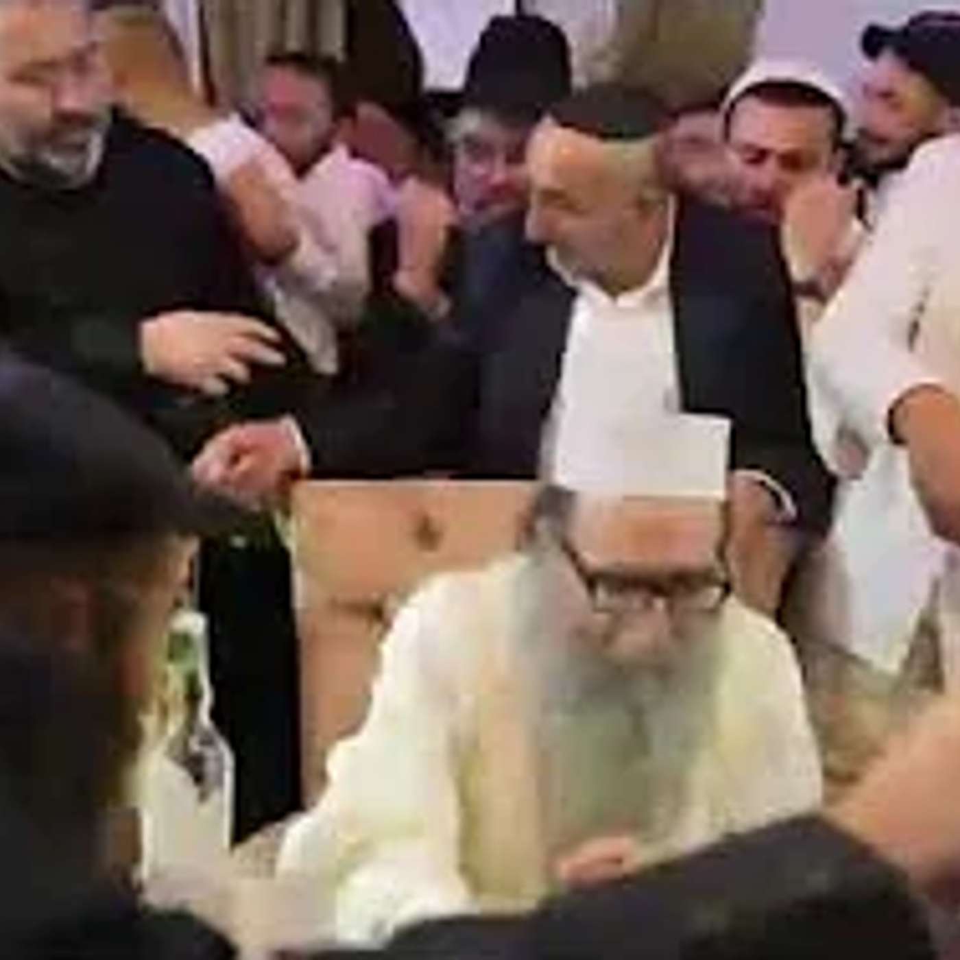 חלוקת התמרים - במעמד האדמו"ר רבי יאשיהו יוסף פינטו שליט"א - מוצאי הסוכות - ט"ו תשרי - תשפ"ו - אשדוד