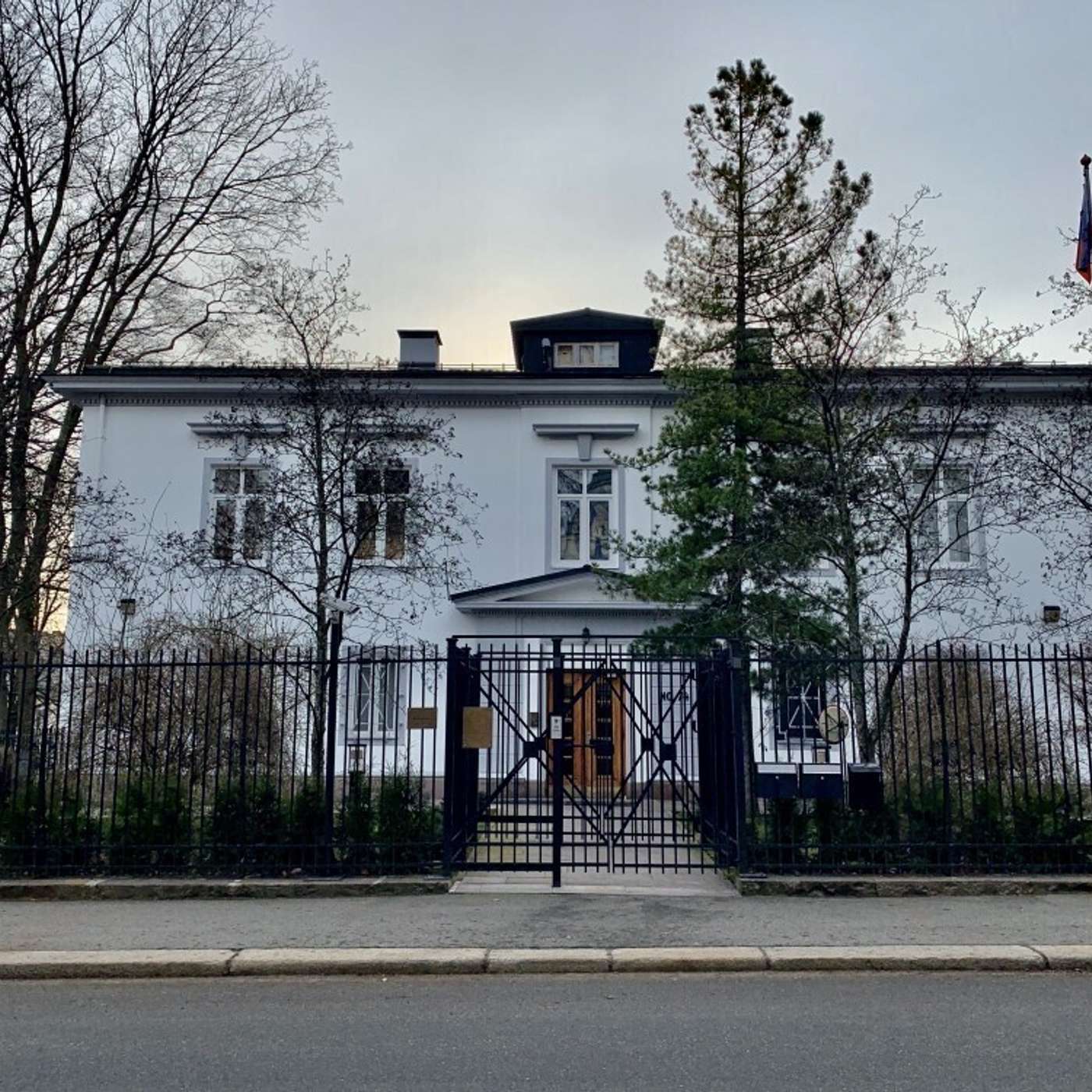 Осло высылает трех сотрудников российского посольства