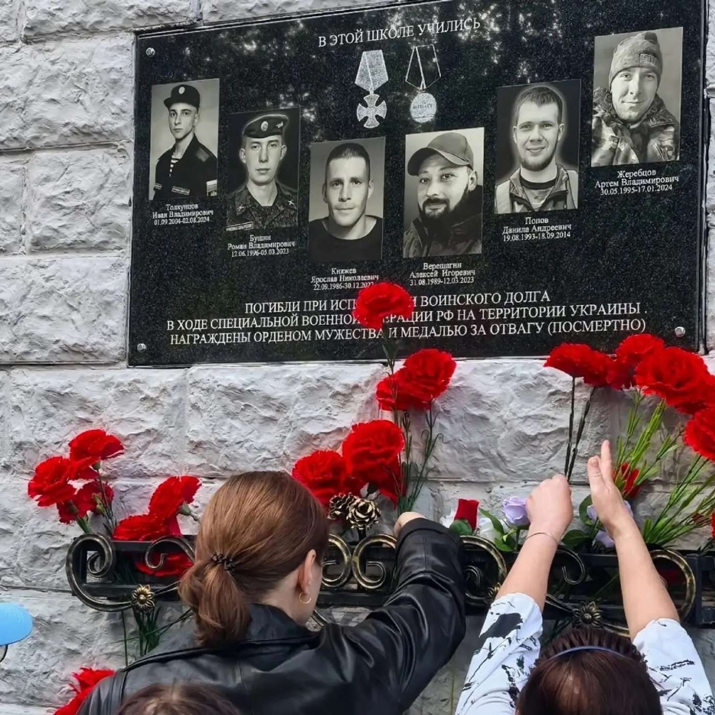 Убил знакомого бревном: дети чествуют погибших в Украине уголовников