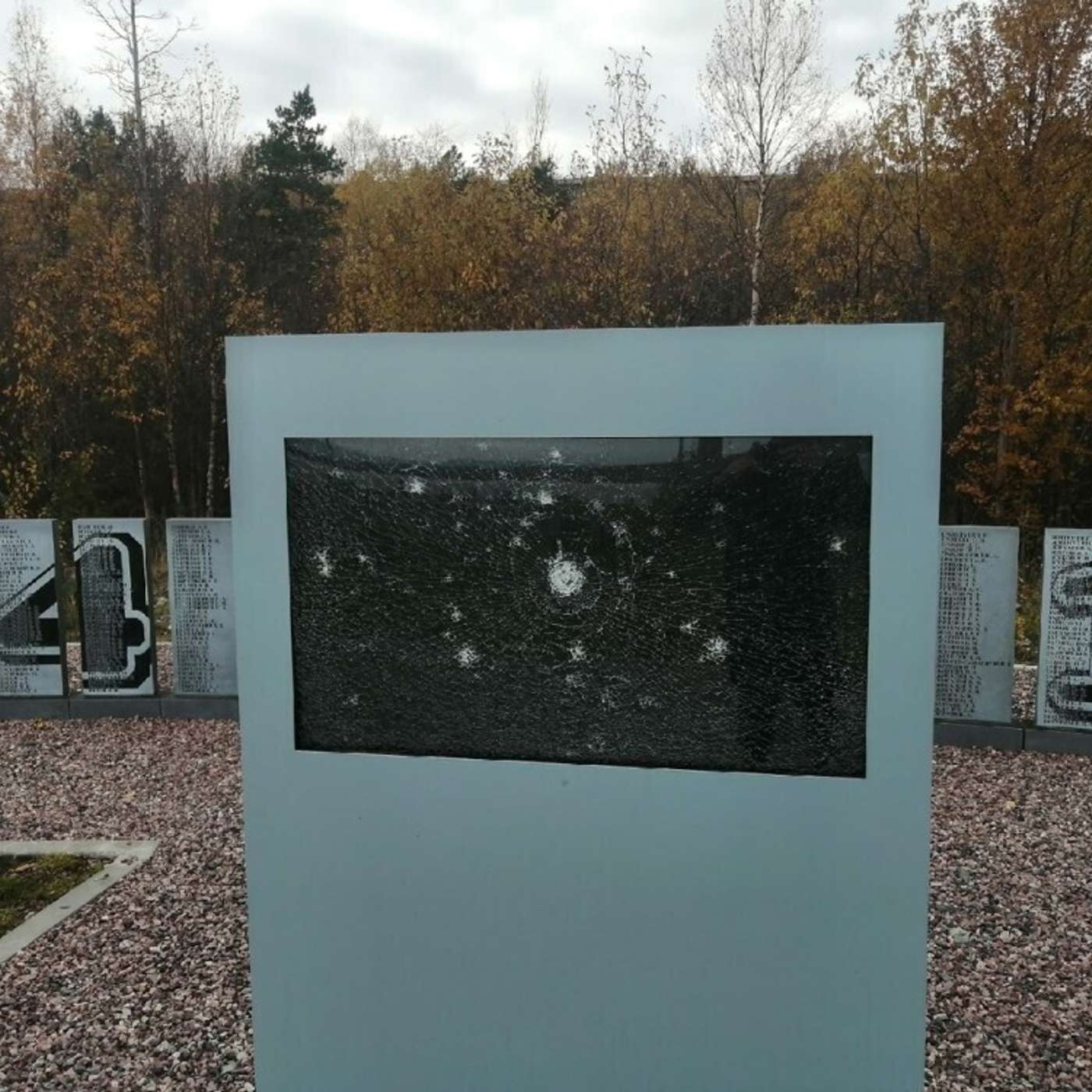 В Мончегорске неизвестные испортили мемориальный комплекс