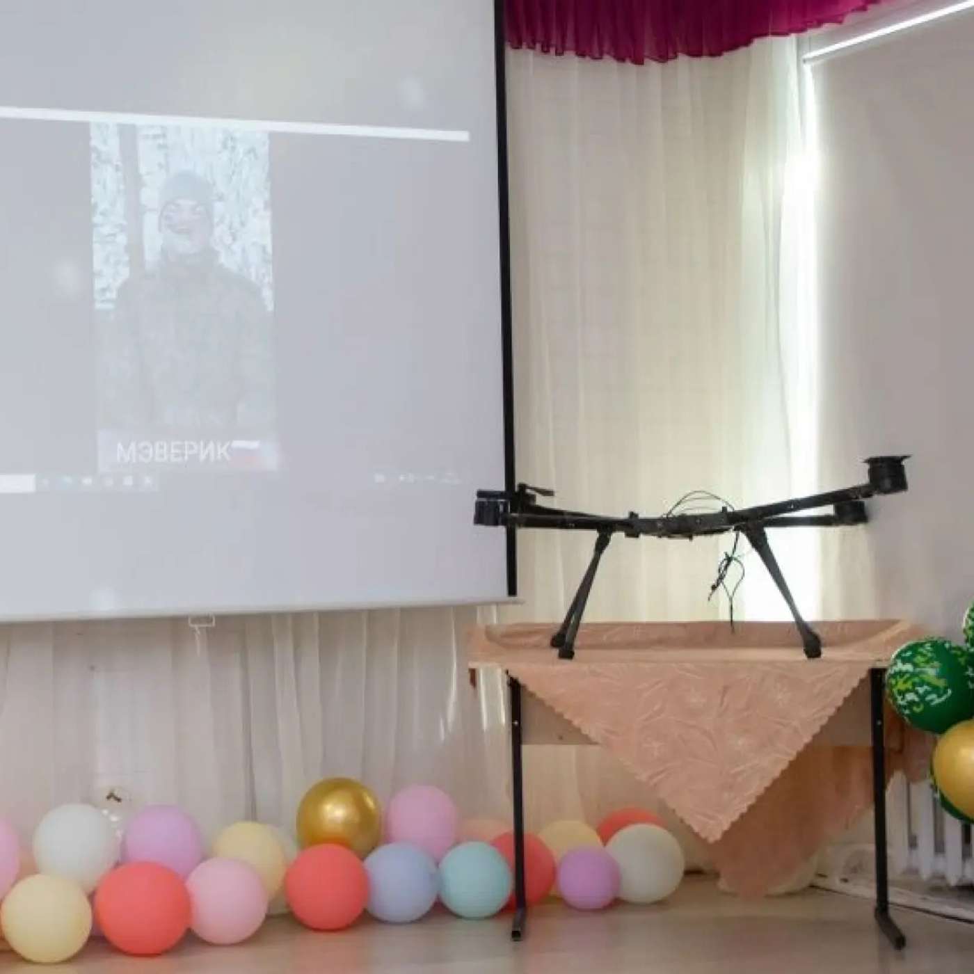 Ученикам в селе, где бывший военный убил шестерых человек, подарили трофейный дрон