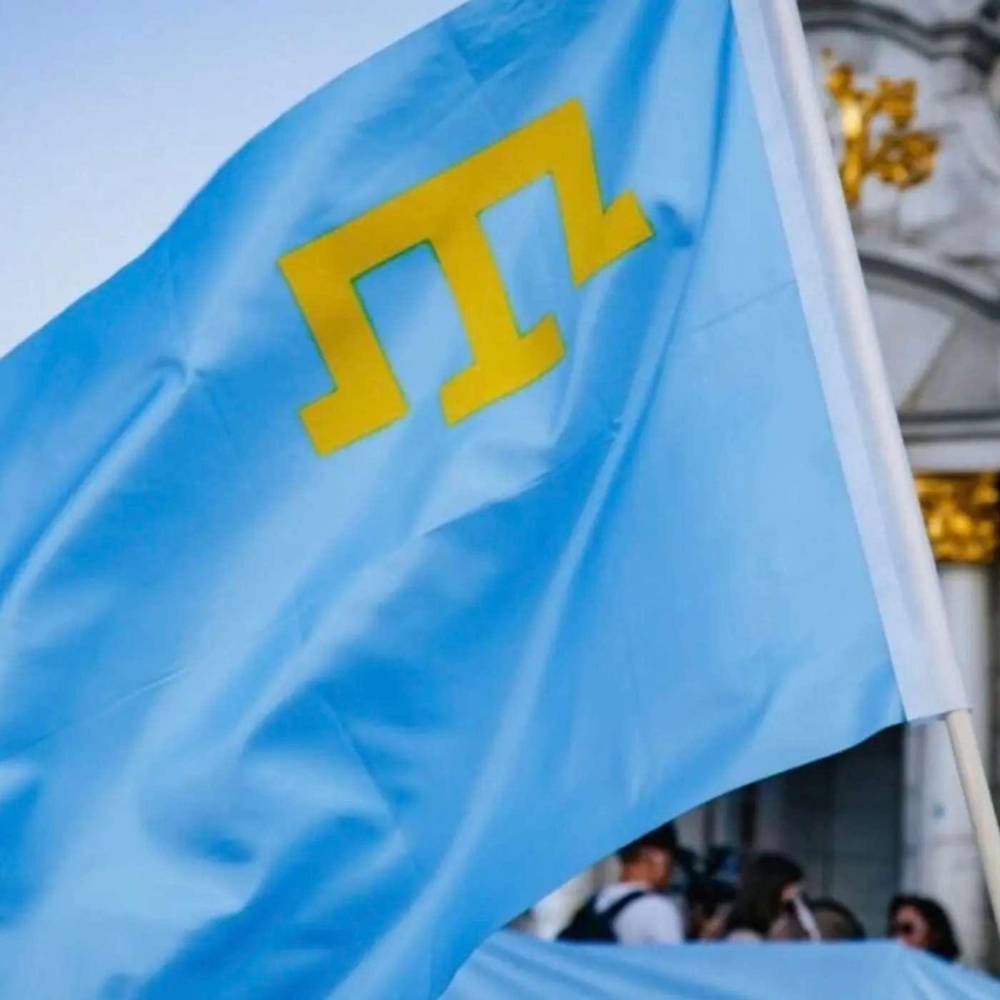 «Какую страну представляете?» Руководителя детского ансамбля из Крыма судят в Петербурге за демонстрацию флага крымских татар