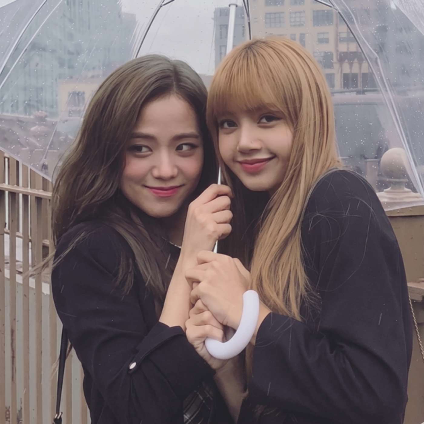 Lisa and Jisoo Go Solo, Usher and Halsey Redefine Art Fashion, Olivia Rodrigo Announces 40 North American Dates, One Piece Live Action Continues, and more...
