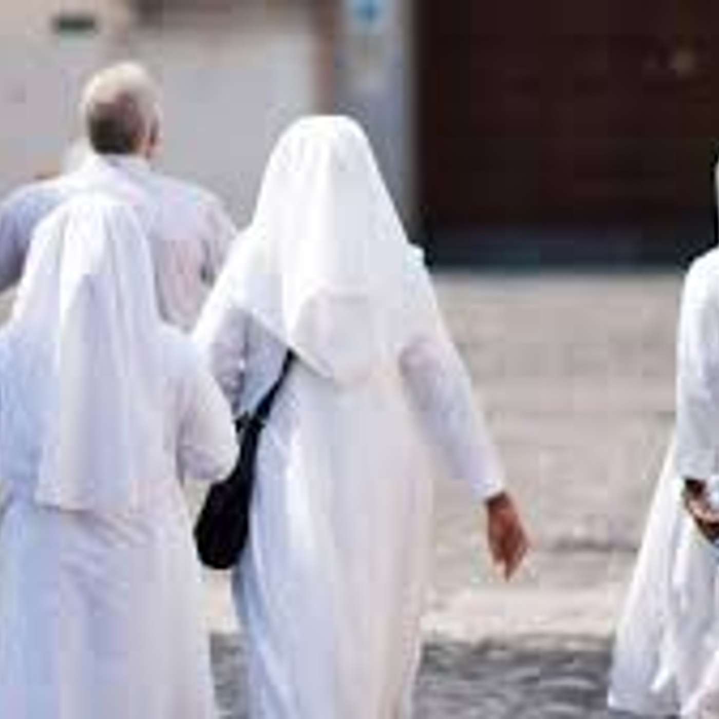 Trois bonnes sœurs qui font le mur.