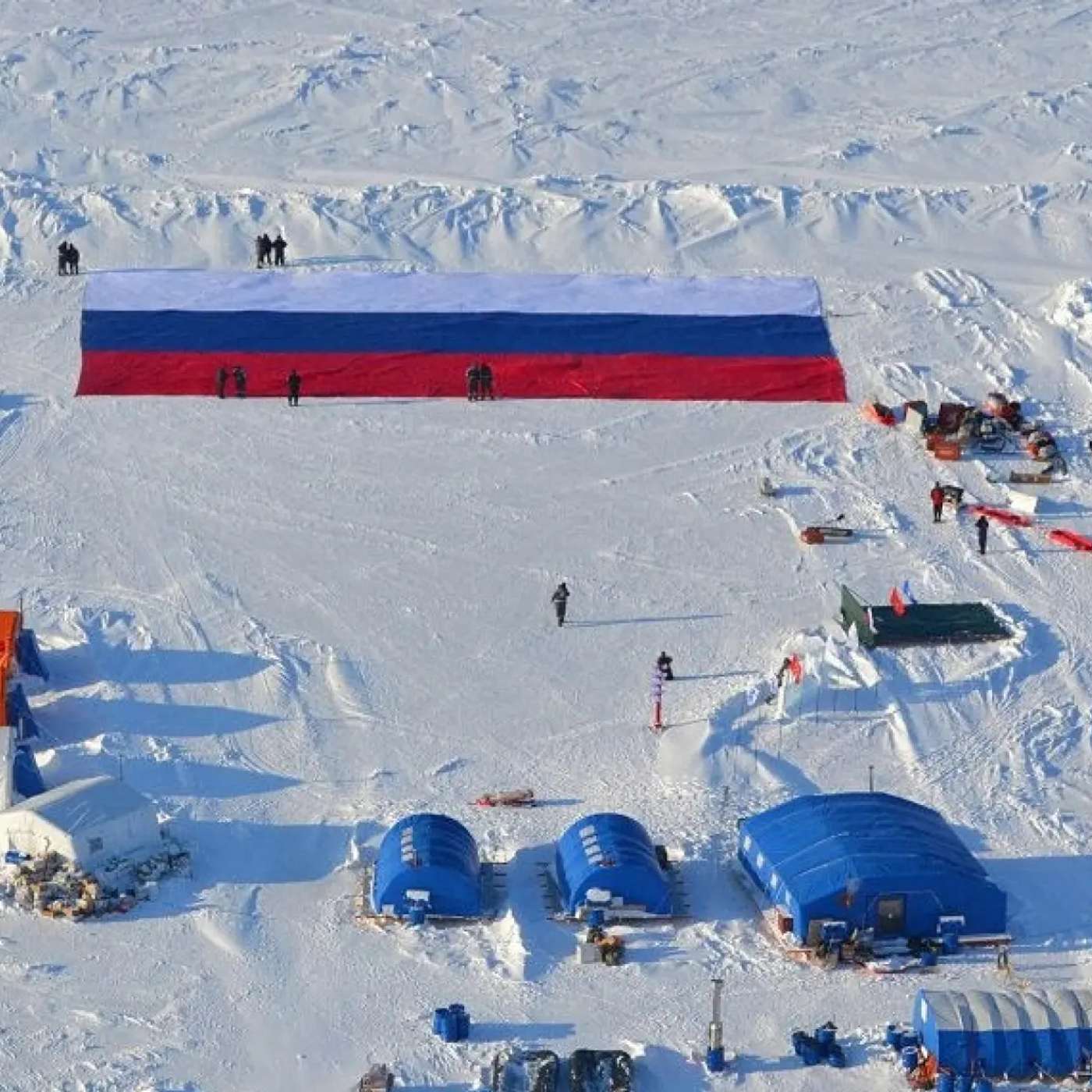 Путин поручил строительство ледовой базы на Северном полюсе