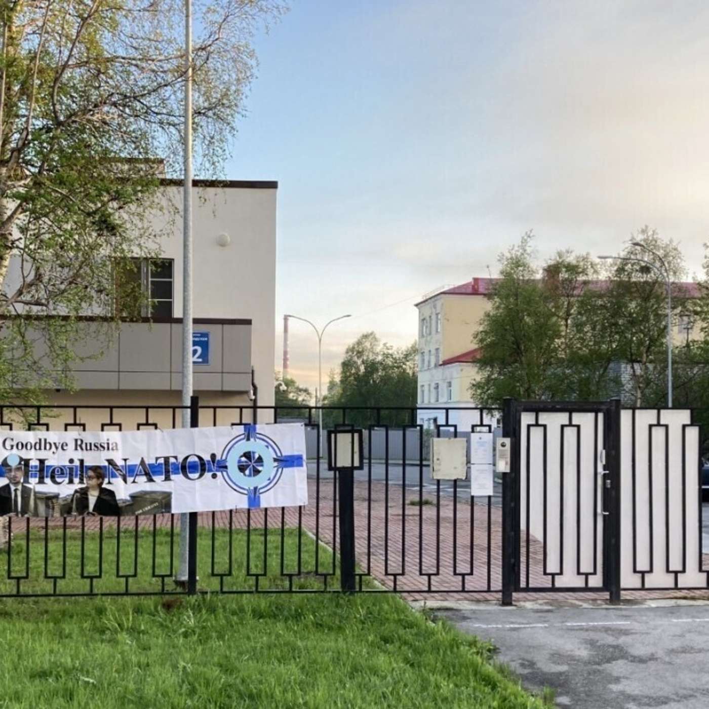 Антинатовский баннер с нацистским подтекстом у финского консульства в Мурманске