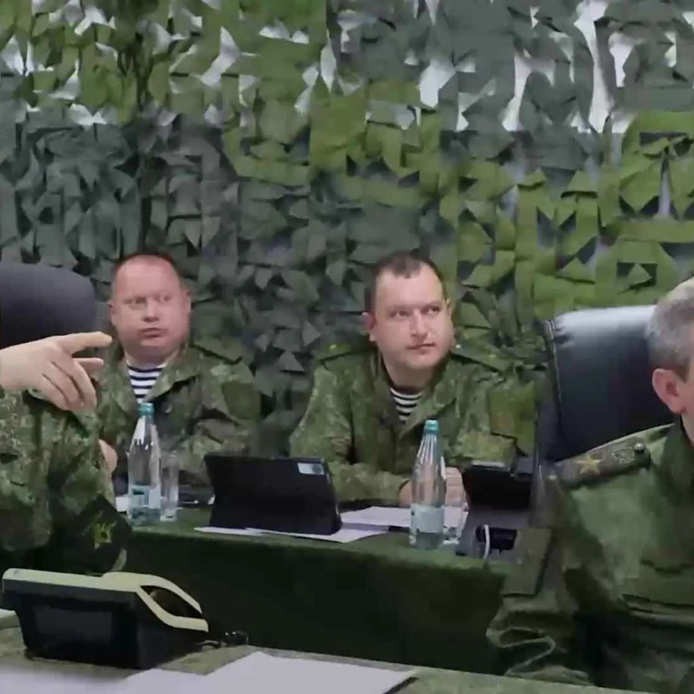 Командир морпехов в Арктике и начальник Генштаба Герасимов встретились в зоне боевых действий