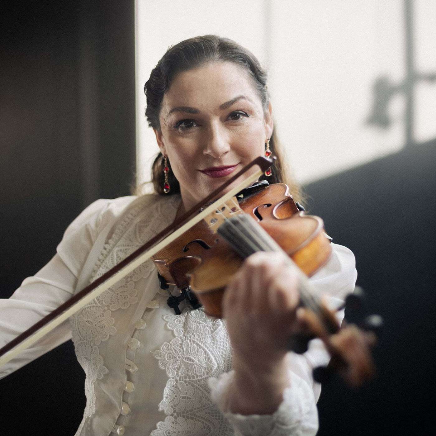 03/23: Miritza Lundberg on kuin kotonaan niin klassisen kuin perinnemusiikin esiintymislavoilla episode artwork