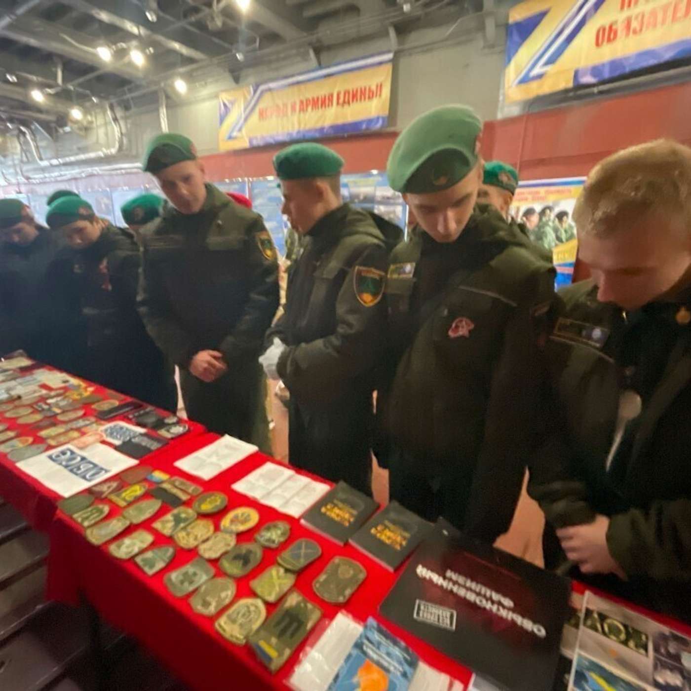 Флаг ОБСЕ как военный трофей из Украины на безумной пропагандистской акции в Мурманске