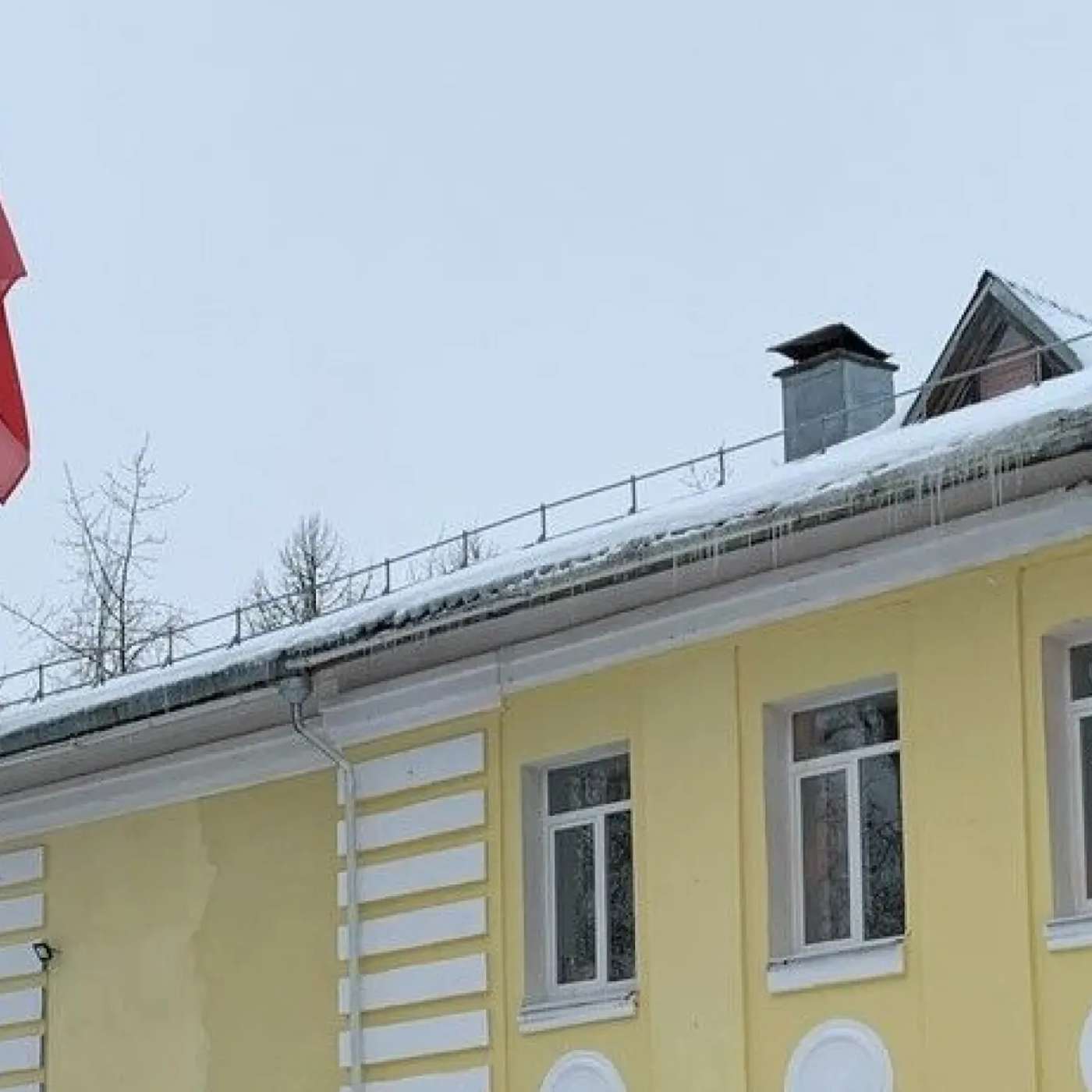 В Коми отремонтировали школьный фасад, оставив другие стены разрушаться. Депутат обвинил в этом оппозицию