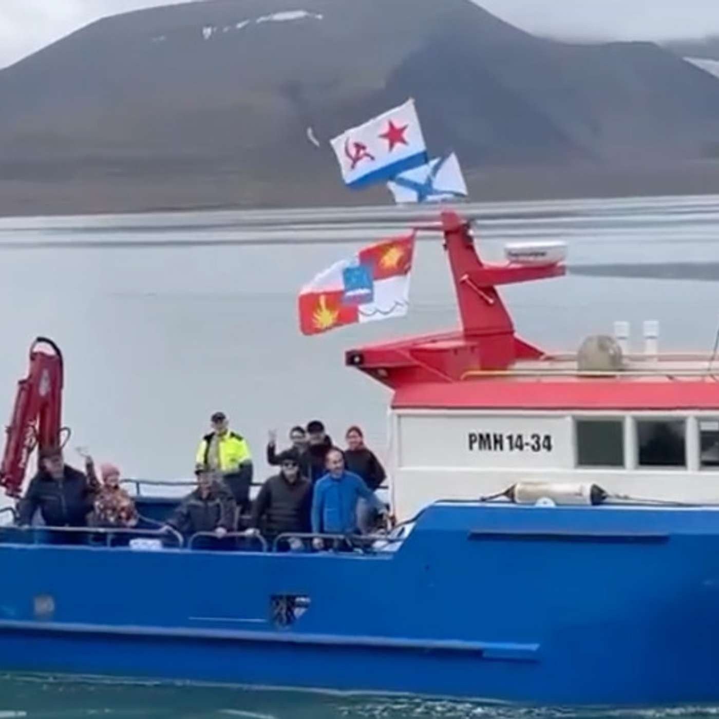 Российские чиновники поднимали флаги ВМФ в водах Шпицбергена