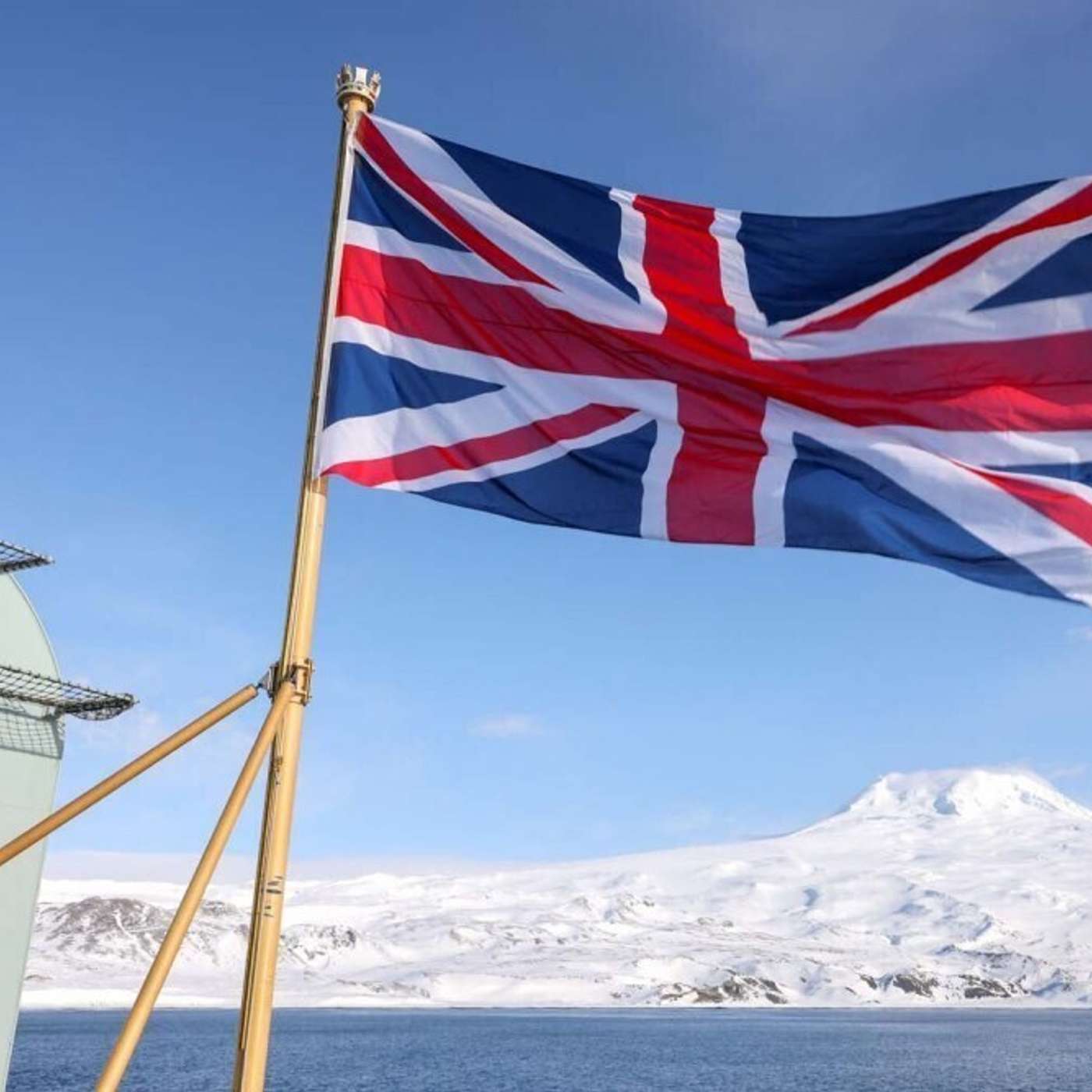 Британский авианосец посетил отдаленный остров в норвежской Арктике