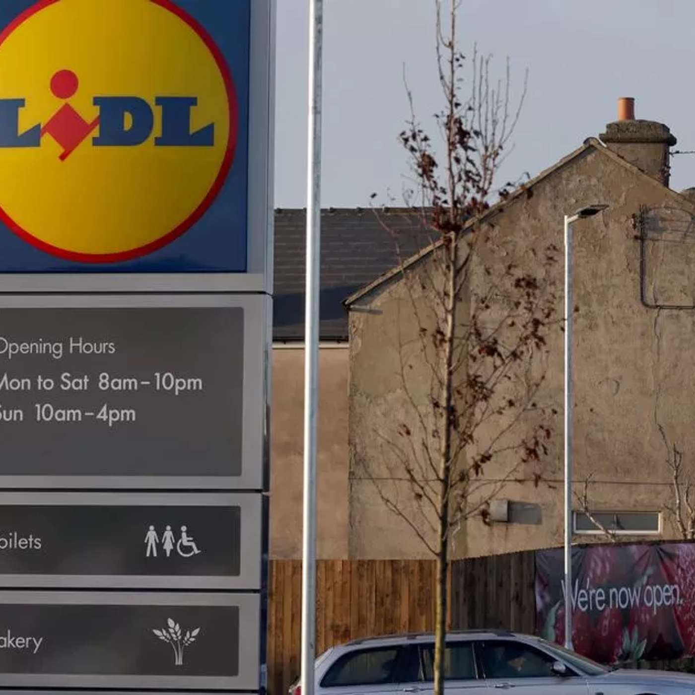 Lidl Plans £500 Million Expansion, Teen Sentenced for School Stabbing, Migrants Surge into UK, Lifestyle Changes Prevent Cardiac Arrests, and more... episode artwork