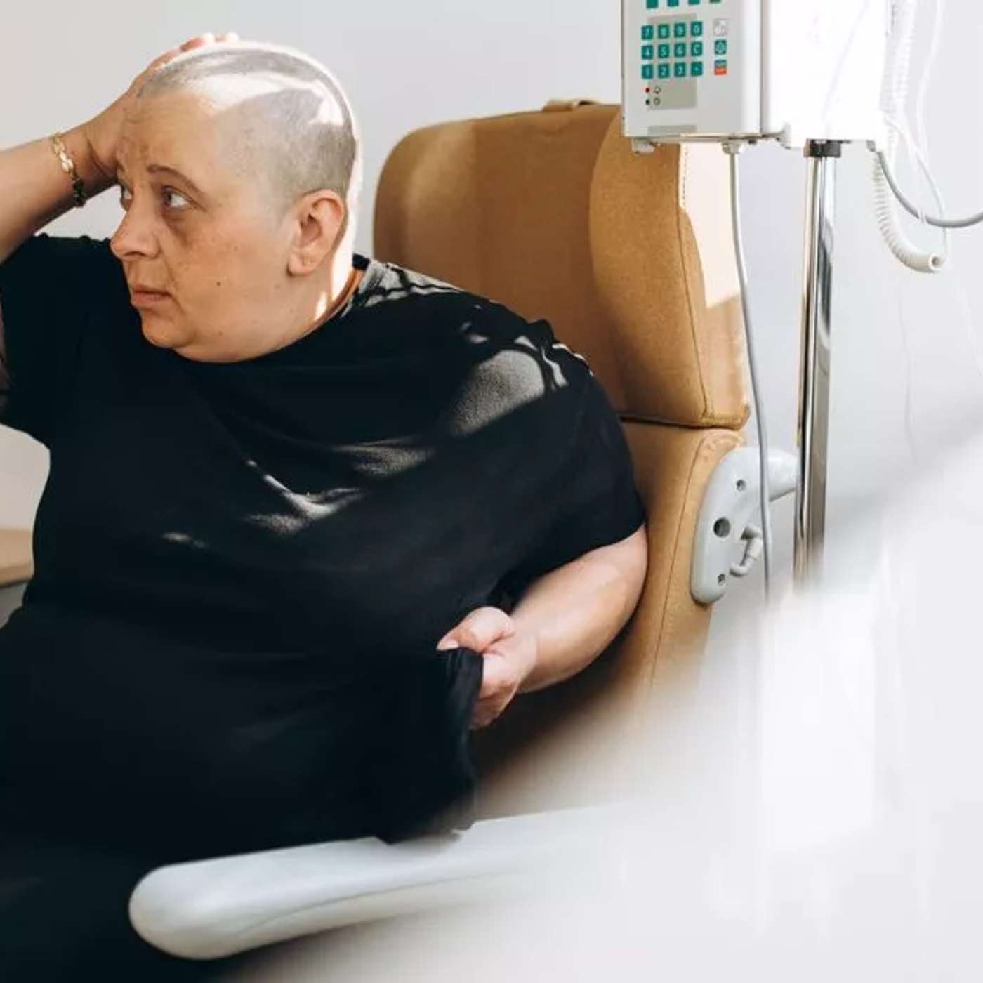 Cambridge Develops Chemo Response Test, Galápagos Tomatoes Challenge Evolution, New Bat Viruses Threaten Pandemic, Astronomers Discover Ancient Radio Signals, and more...