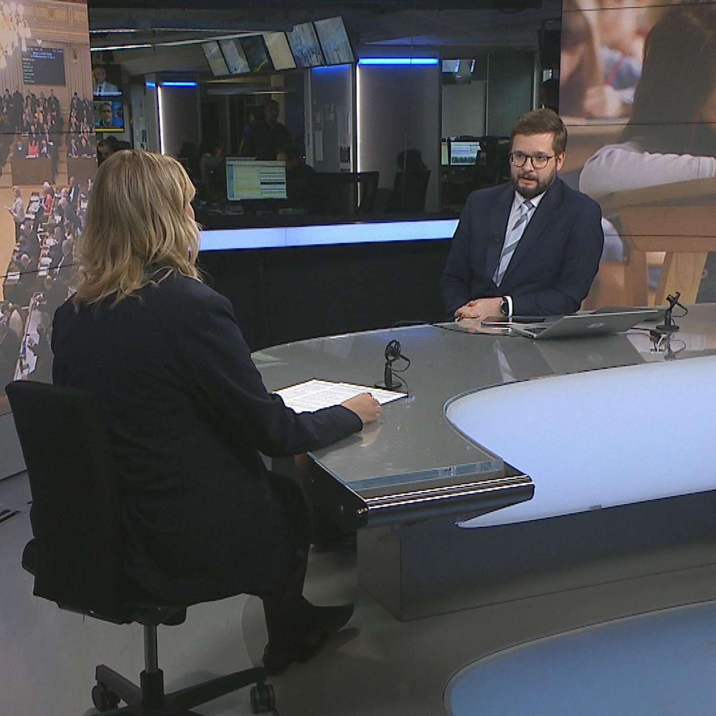 Co přinesl týden v politice: novely školského zákona, poslance čekají mimořádné schůze, zrychlené projednávání zákonů  (25. 4. 2025) episode artwork