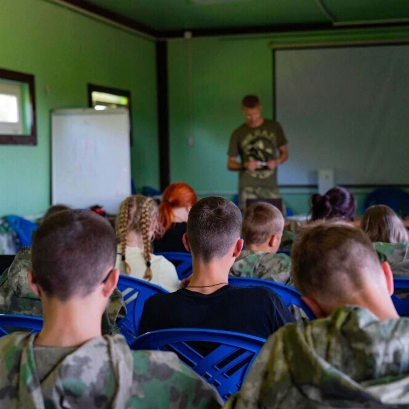В российских школах введут обязательное обучение военной теории и управлению беспилотниками