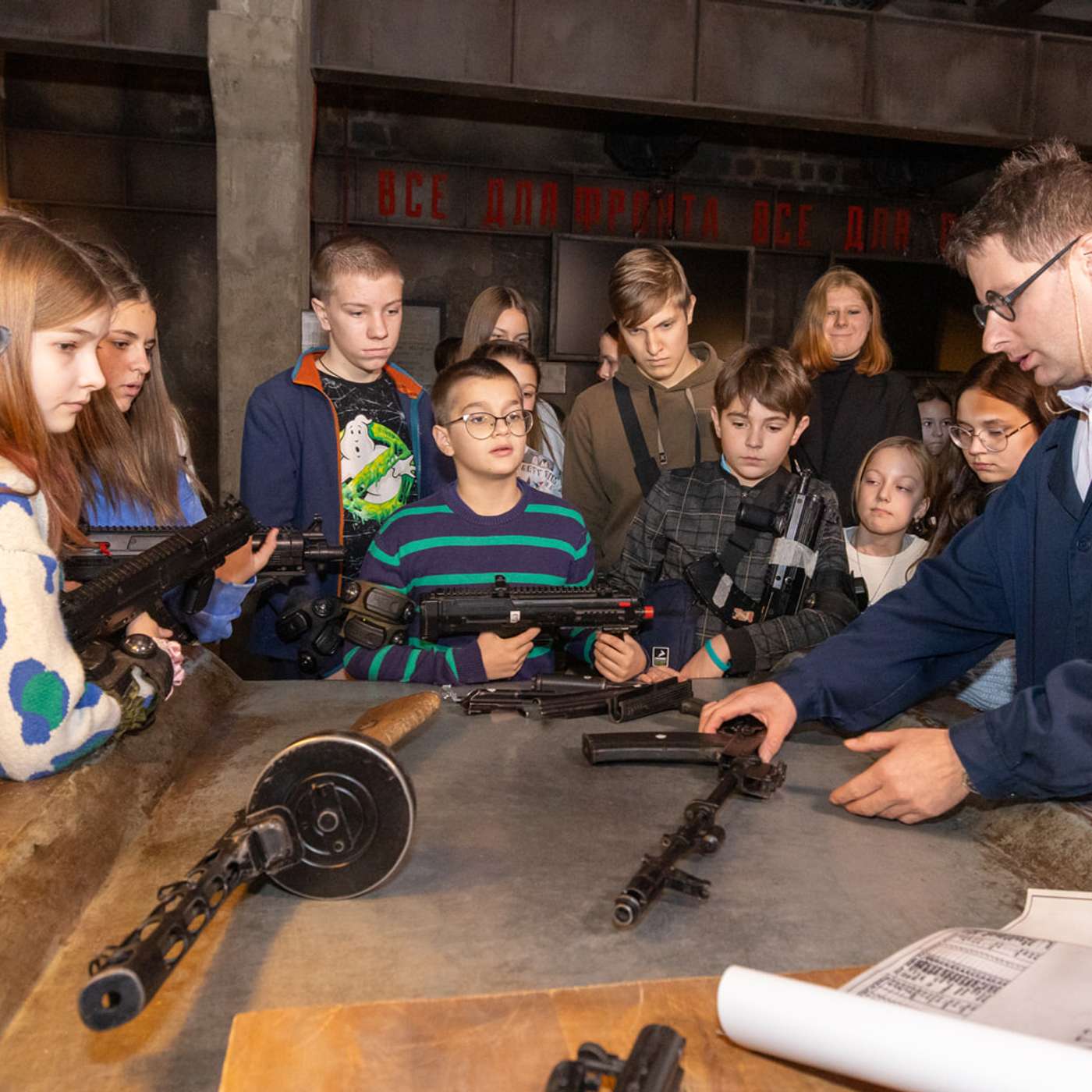 На встречу с Дедом Морозом с автоматом в руках