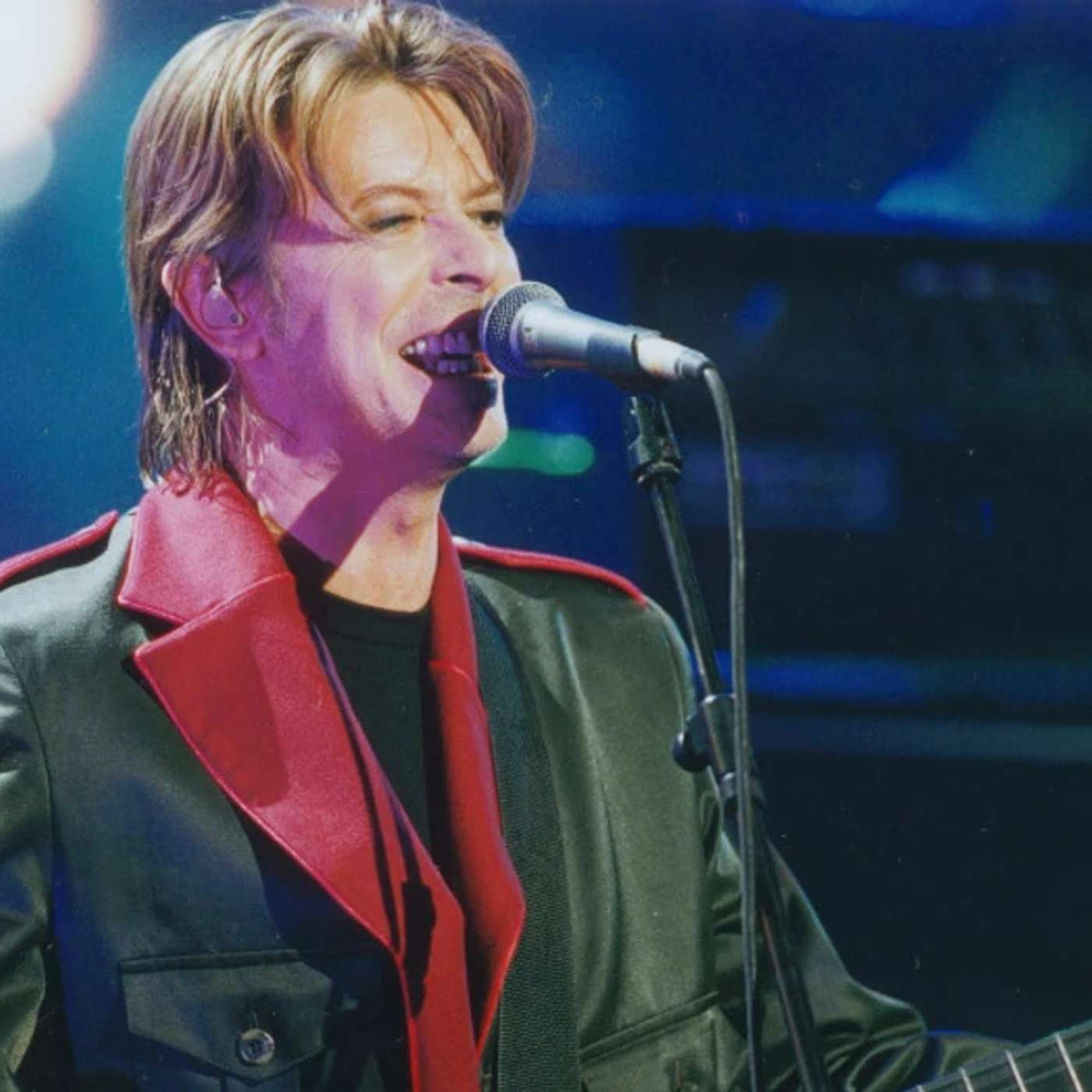 UK Economy Faces Headwinds, Kate Moss Discusses Bowie, Iceland Rewards Shoplifter Tips, Police Seize Tate's Aston Martin, and more... episode artwork