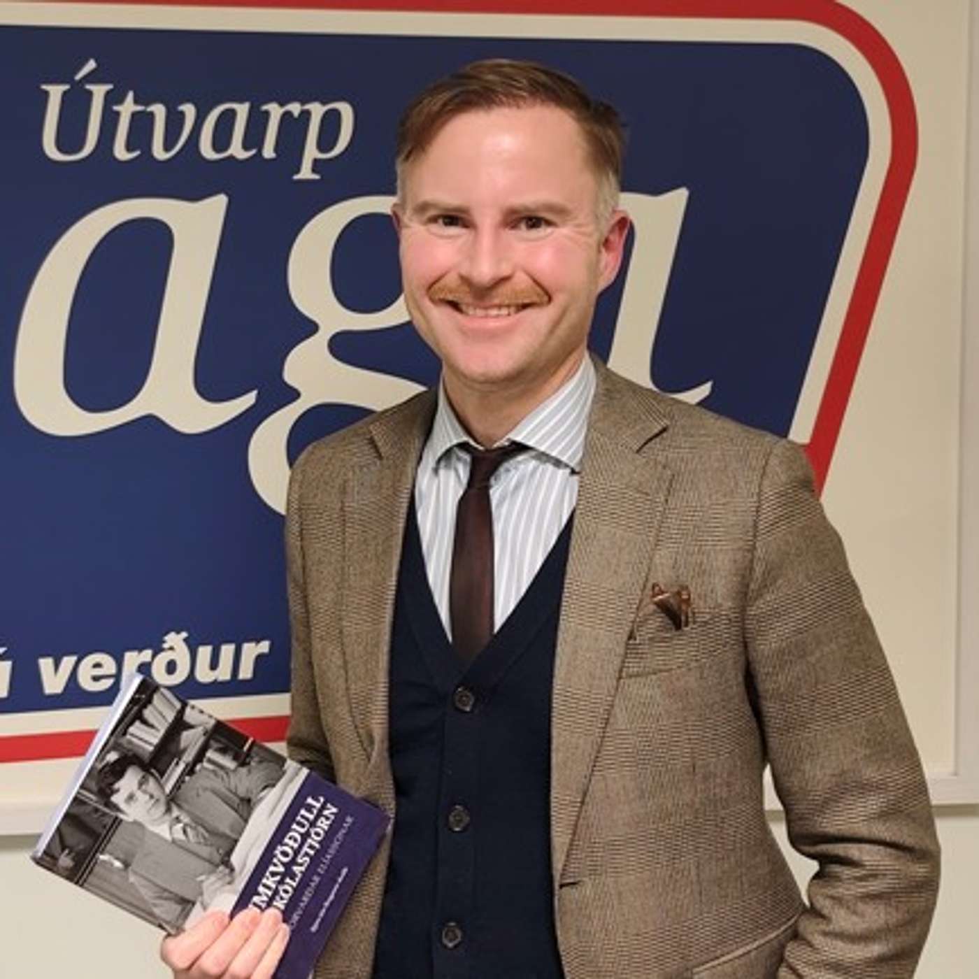 Pétur Gunnlaugsson fær til sín Björn Jón Bragason sagnfræðing og lögfræðing Pétur Gunnlaugsson fær til sín Björn Jón Bragason sagnfræðing og lögfræðing