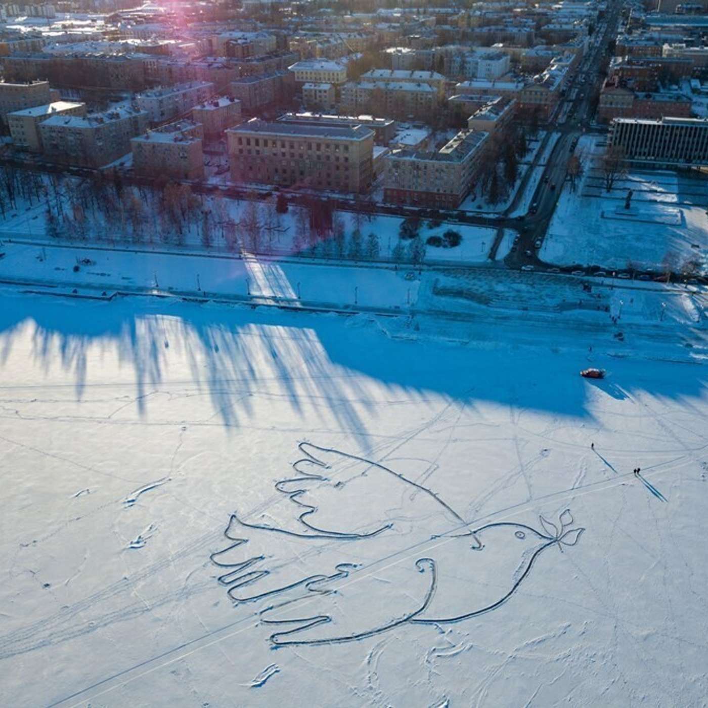 “Мы еще на свободе”. Трое друзей нарисовали символ мира в центре Петрозаводска