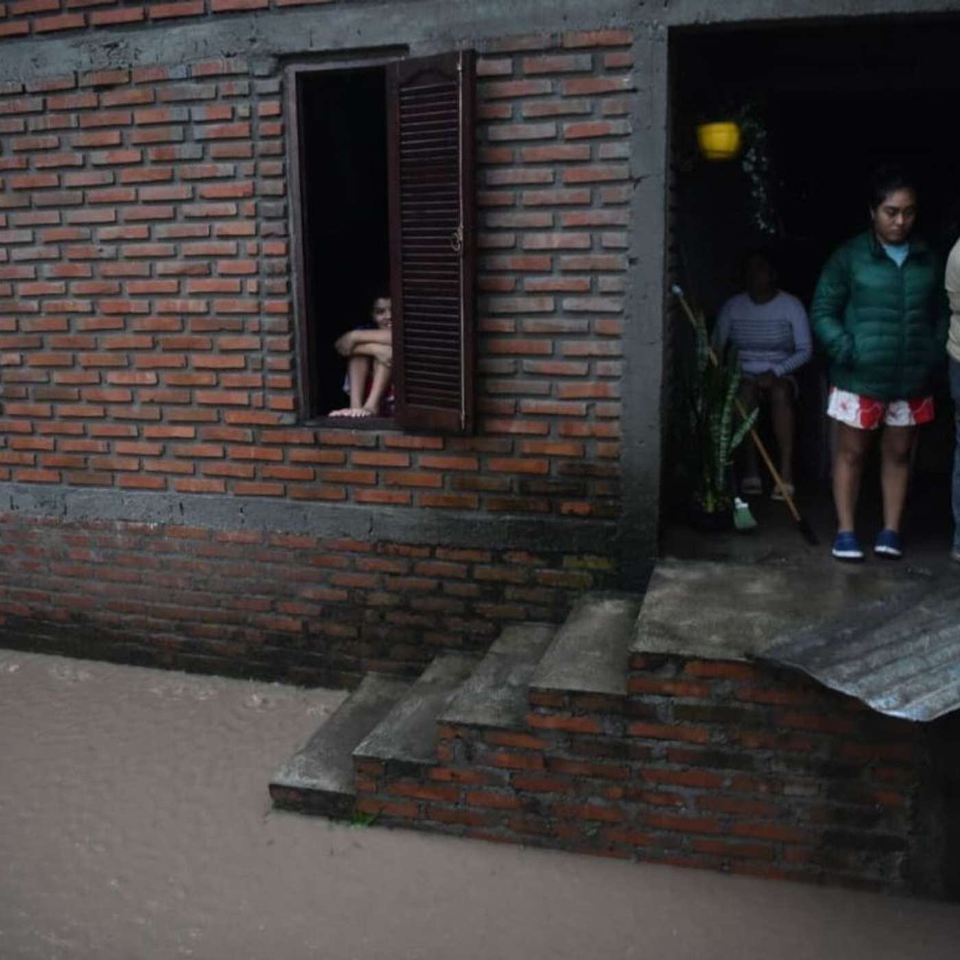 El agua no dio tregua en el sur tucumano, dejando evacuados y serios daños