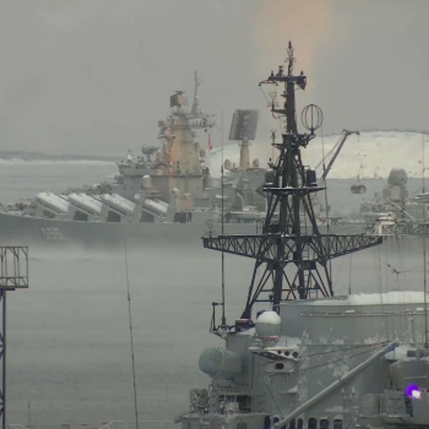 Северный флот проводит учения в Баренцевом море